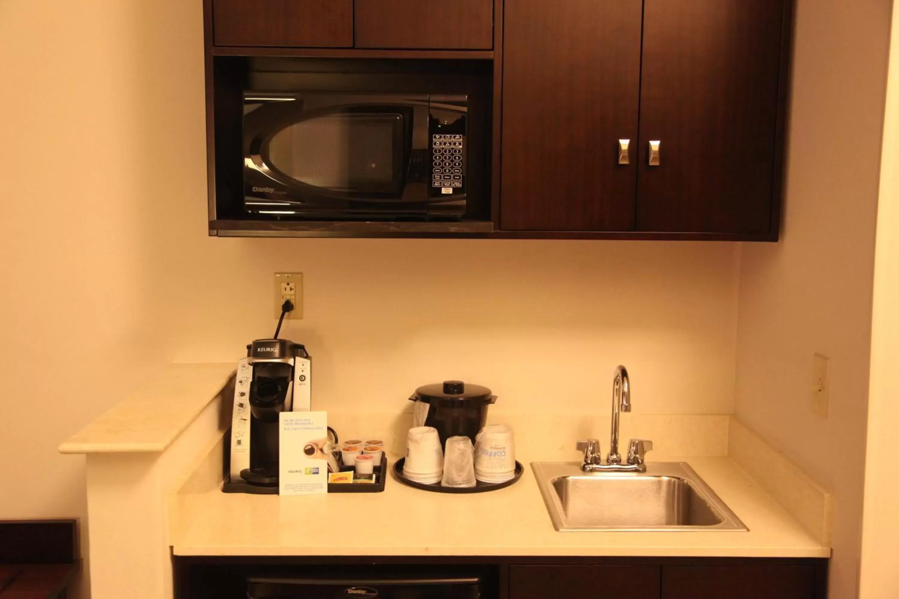 Photo of the whole room, Kitchen/Kitchenette in Holiday Inn Express & Suites Cumberland - La Vale, an IHG Hotel