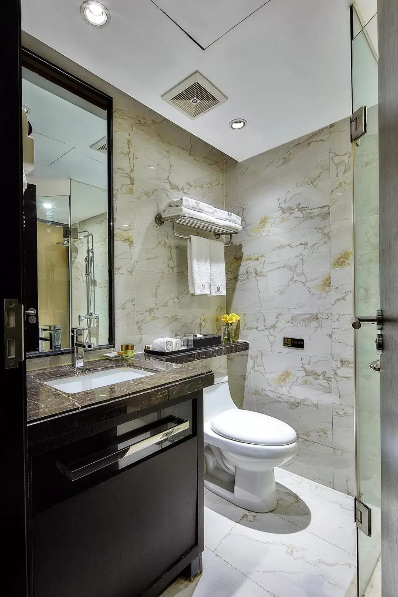 Bathroom in Insail Hotels ( Huanshi Road Taojin Metro Station Guangzhou)