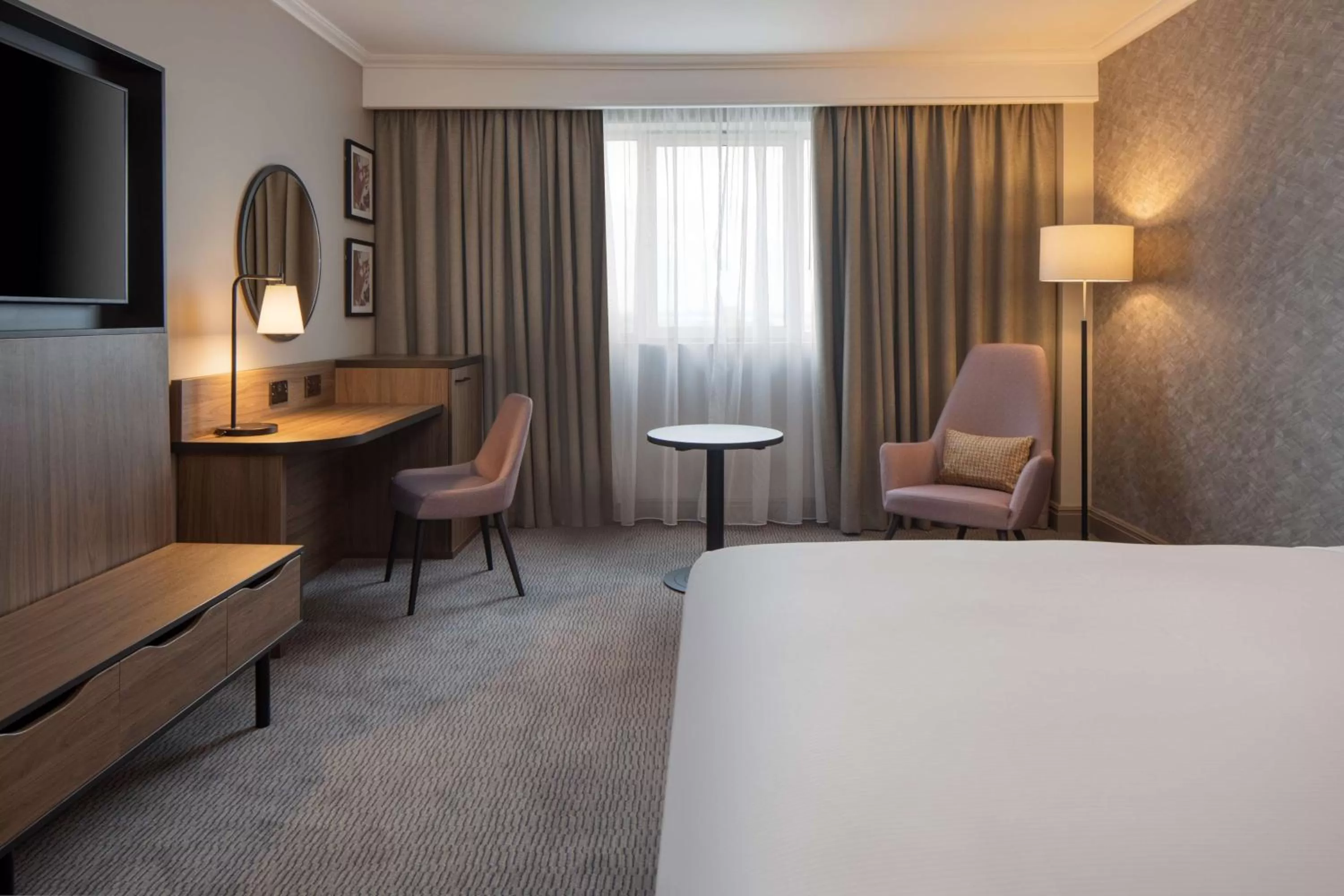 Bedroom, Bed in DoubleTree by Hilton Dartford Bridge