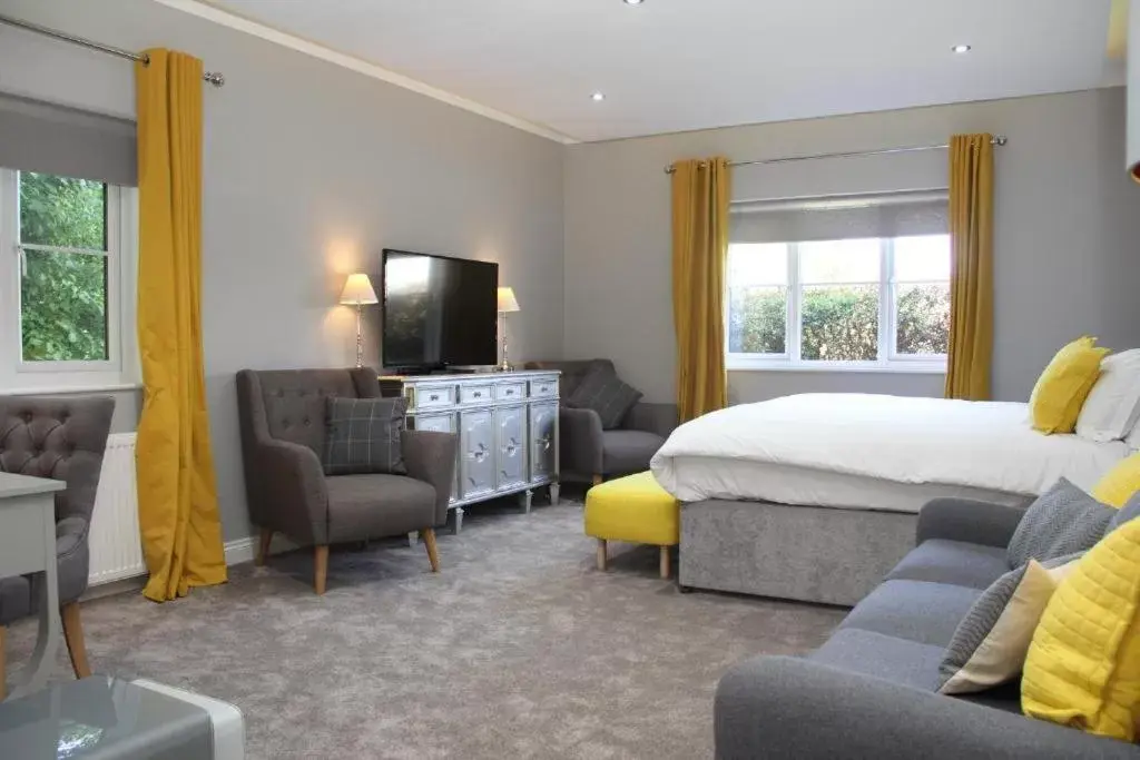 Bedroom, TV/Entertainment Center in Cricklade House Hotel, Sure Hotel Collection by Best Western