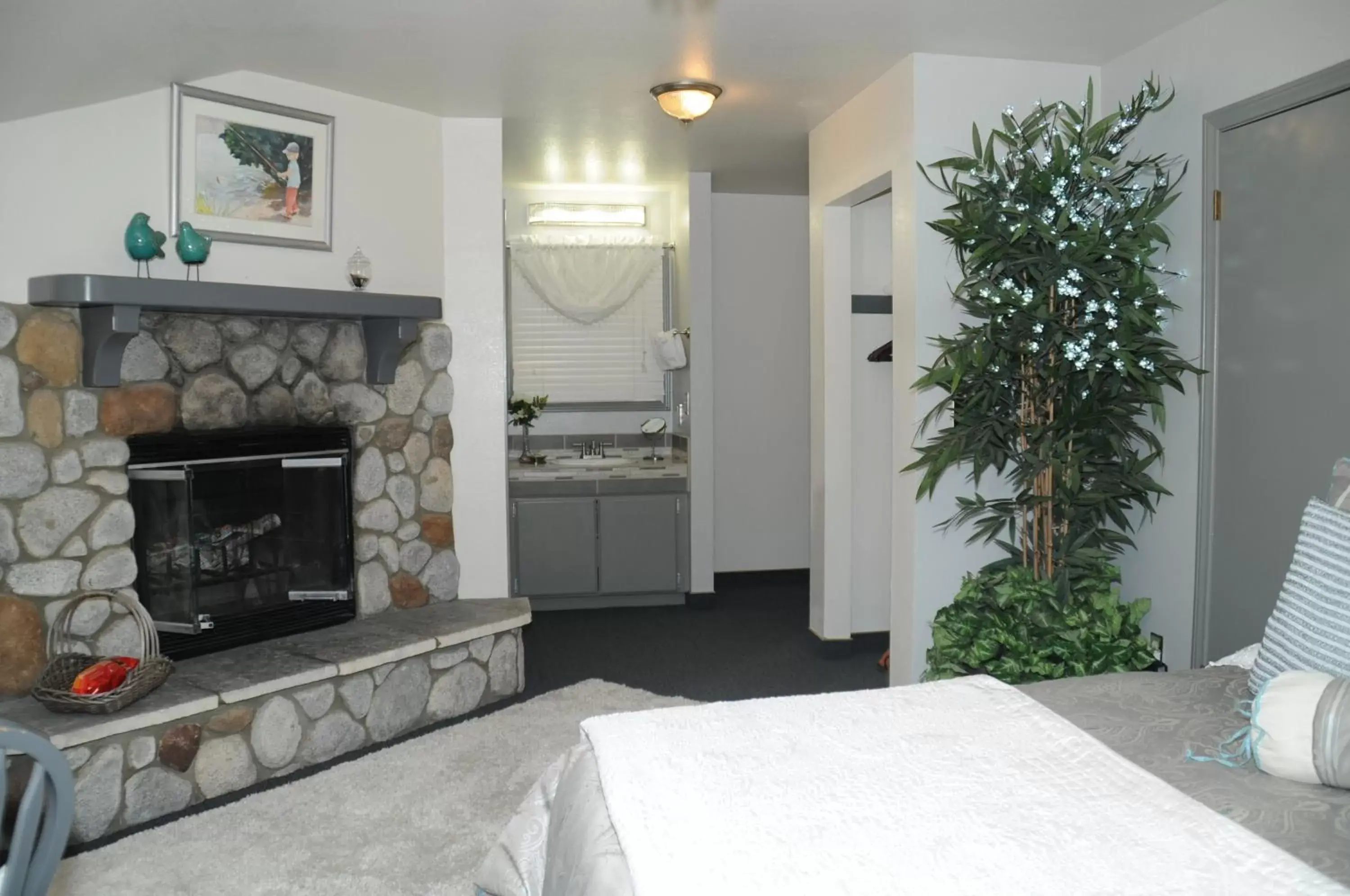 Photo of the whole room, Kitchen/Kitchenette in The North Shore Inn