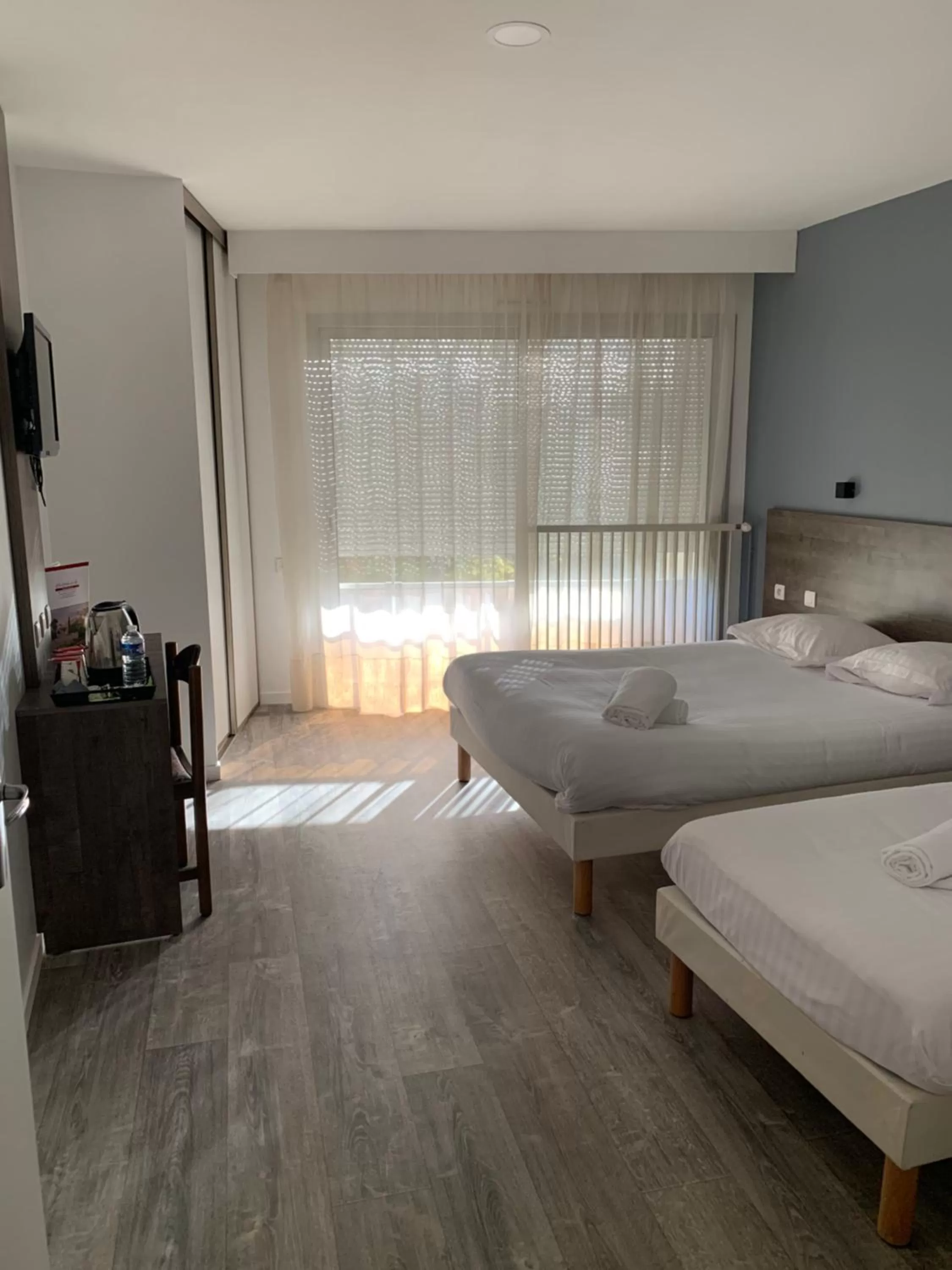 Bed in Hôtel Au Relais des Lilas