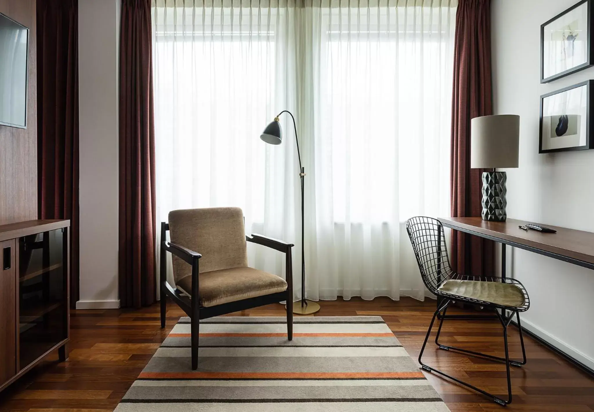 Living room in AMERON Hamburg Hotel Speicherstadt Living room in AMERON Hamburg Hotel Speicherstadt