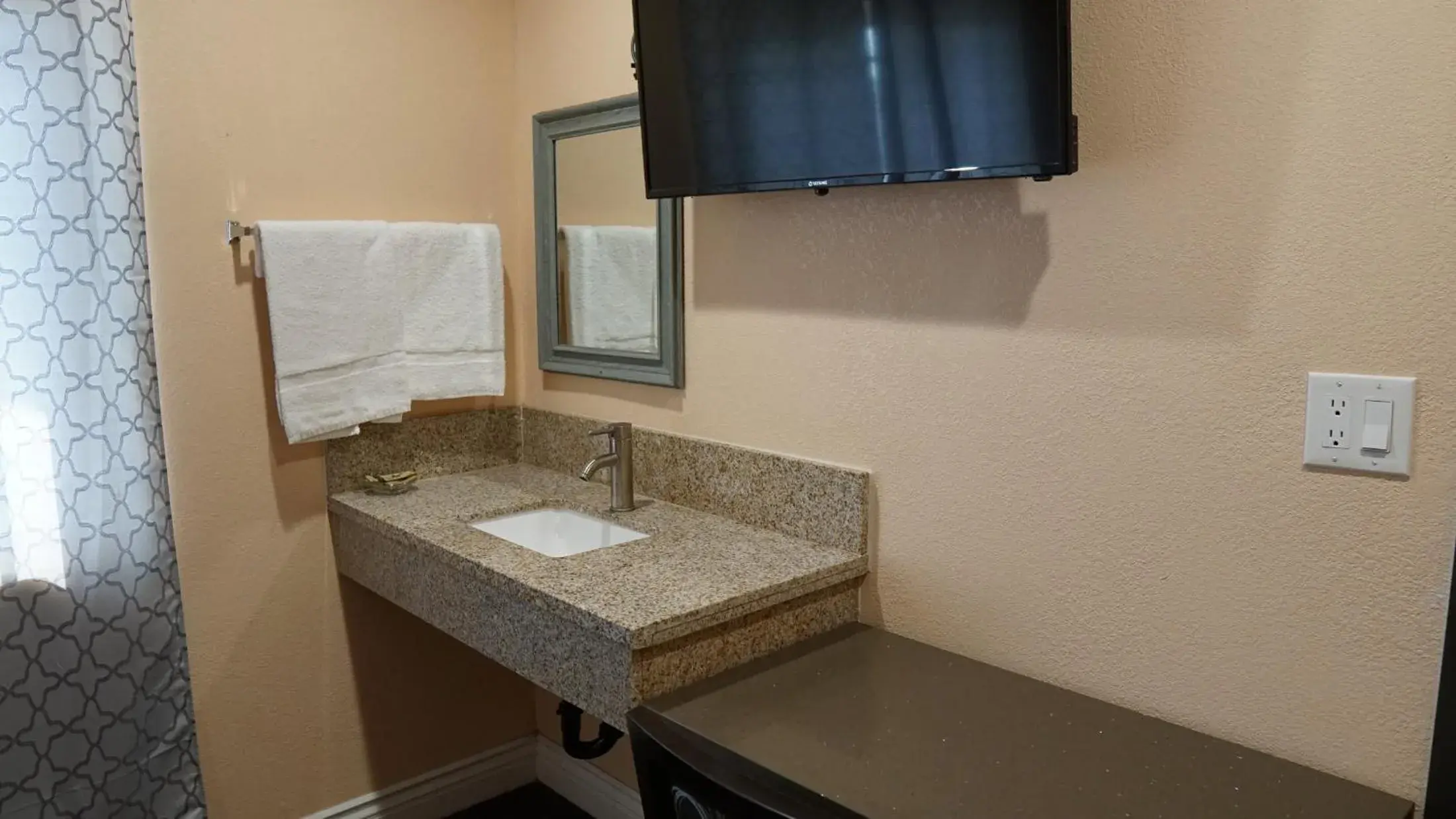 Bathroom in Holly Crest Hotel - Los Angeles, LAX Airport