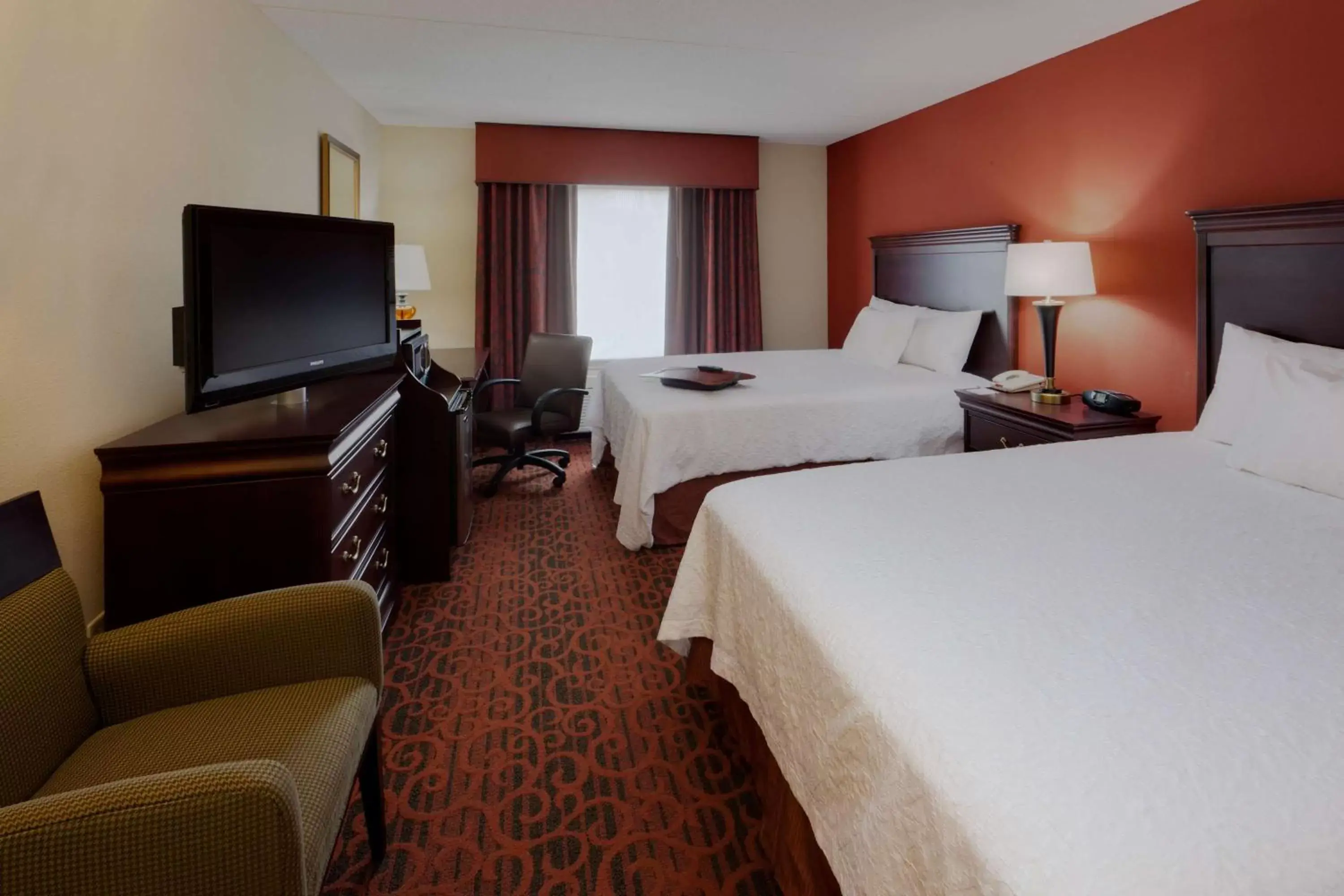 Bedroom, TV/Entertainment Center in Hampton Inn Rochester-Webster