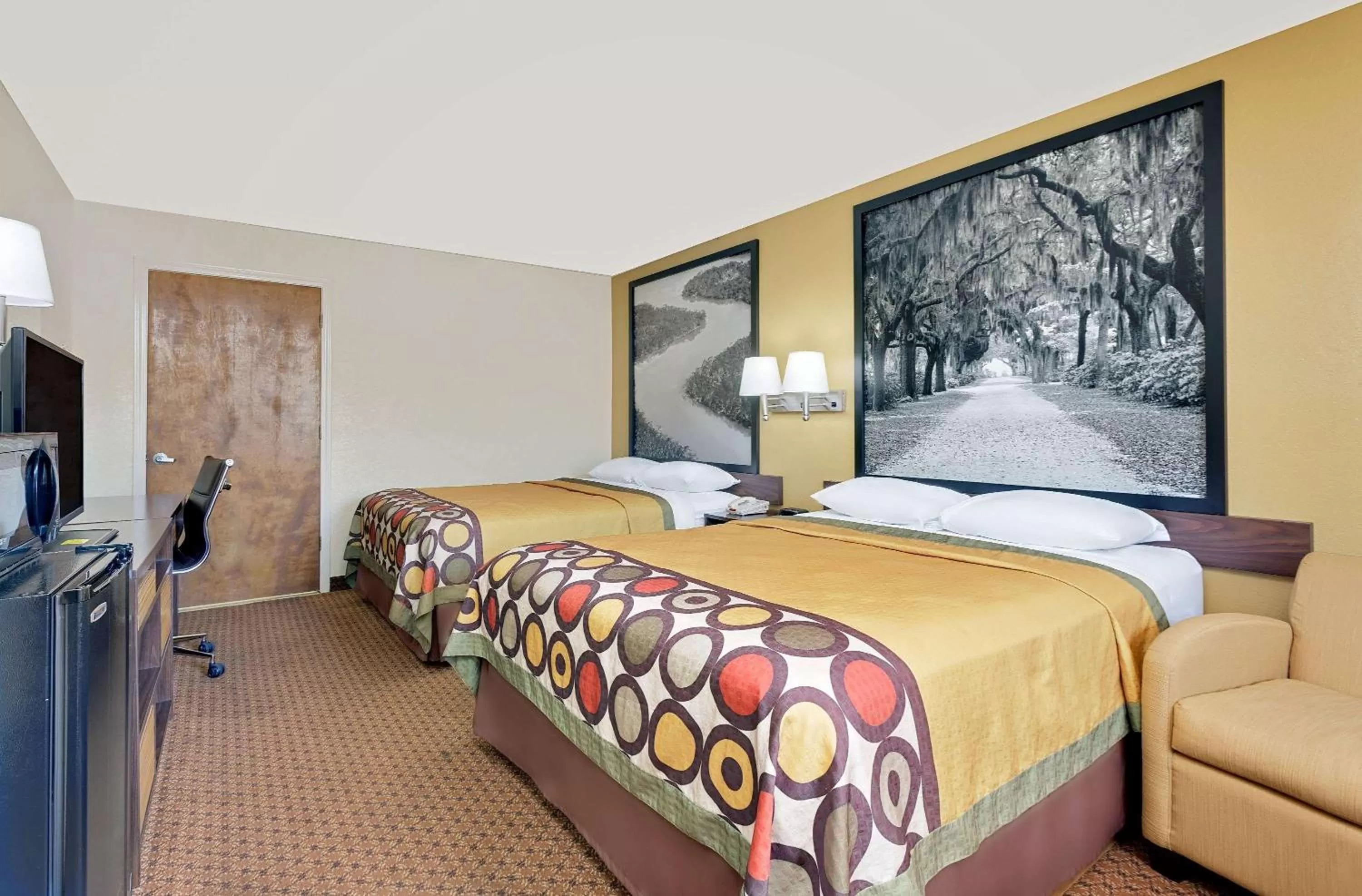 Photo of the whole room, Bed in Super 8 by Wyndham Byron/South Macon
