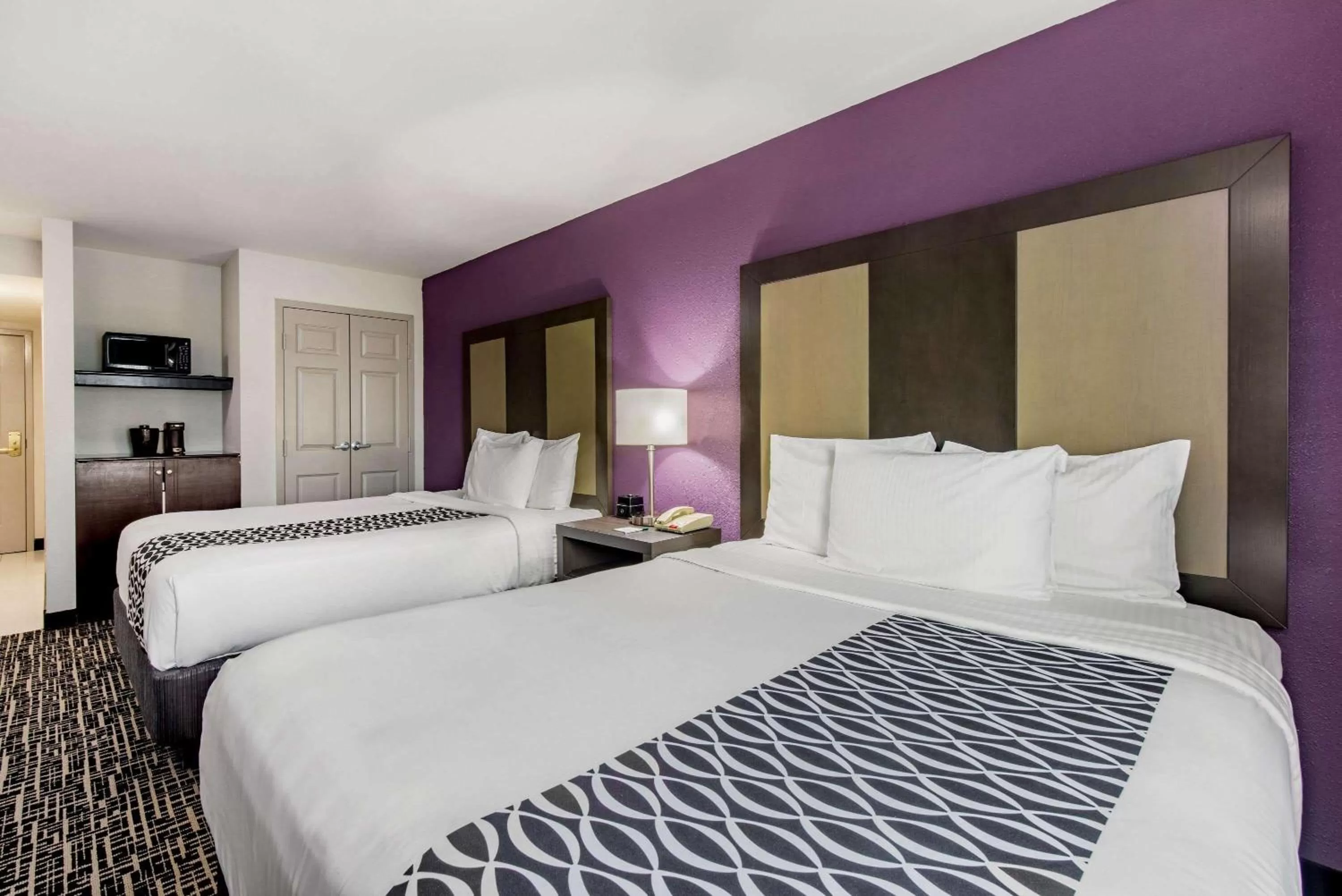 Photo of the whole room, Bed in La Quinta Inn by Wyndham West Long Branch NJ Shore Area