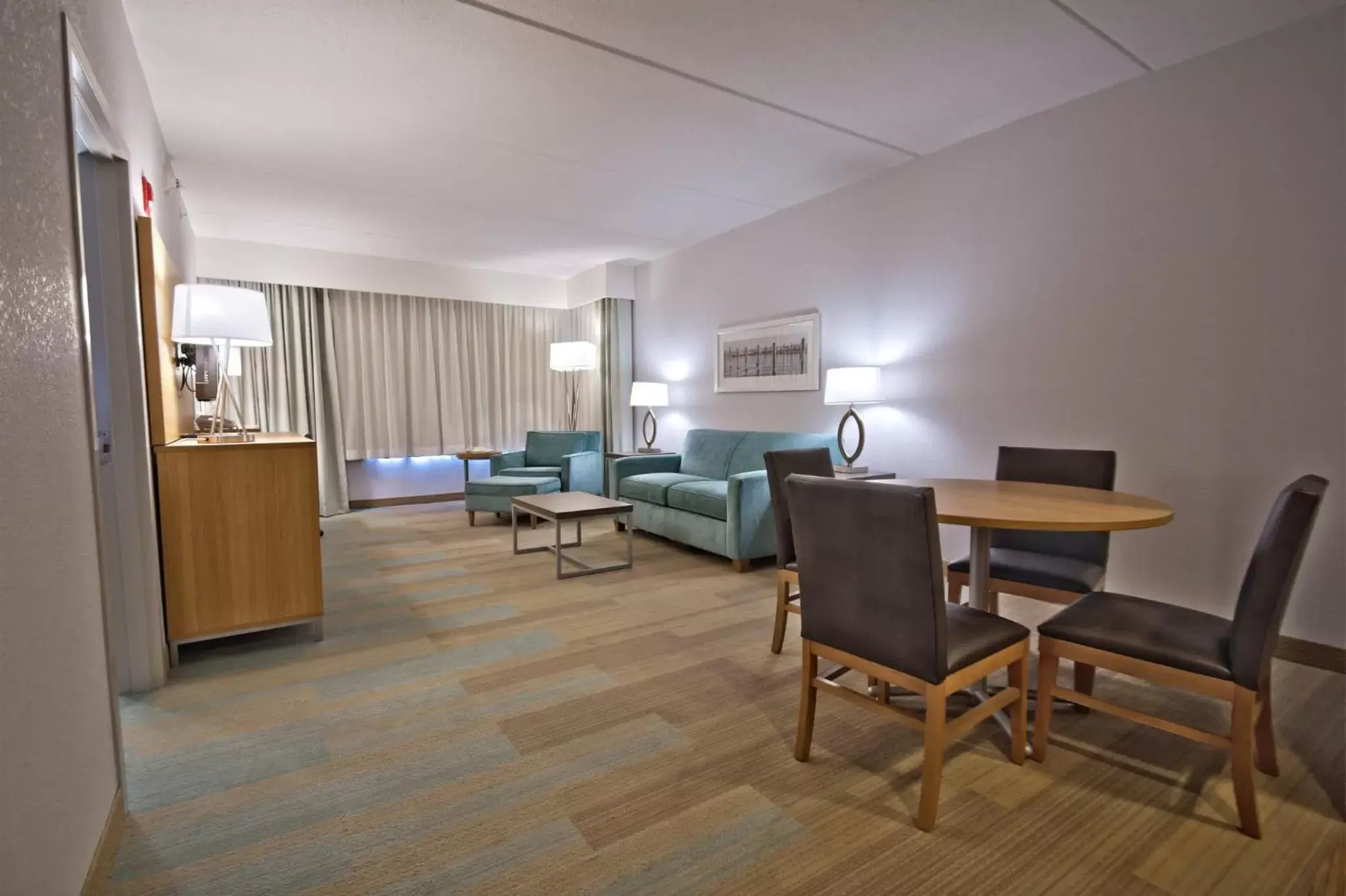 Photo of the whole room, Dining Area in Holiday Inn Manahawkin/Long Beach Island, an IHG Hotel