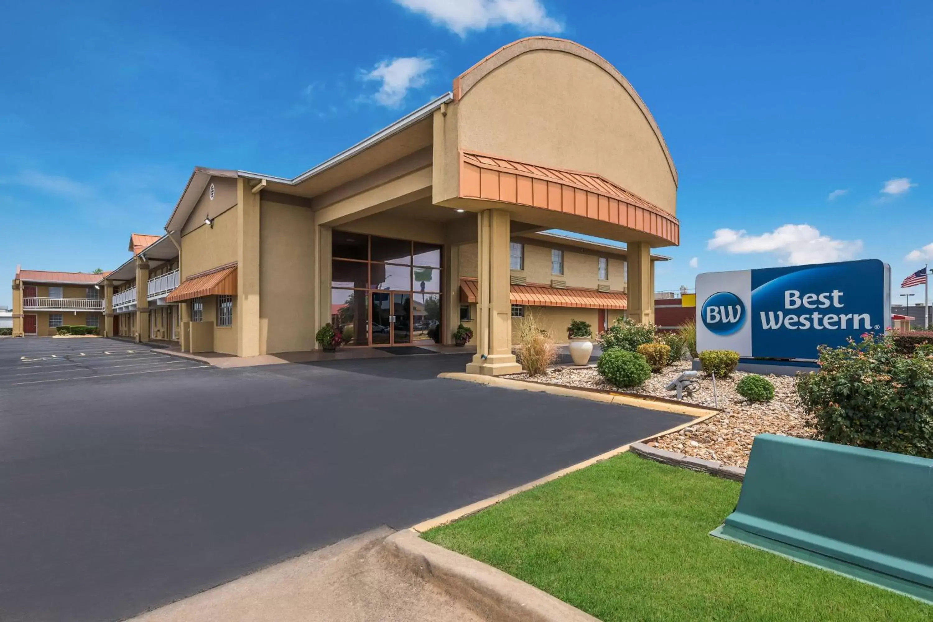 Property building in Best Western Conway Property building in Best Western Conway