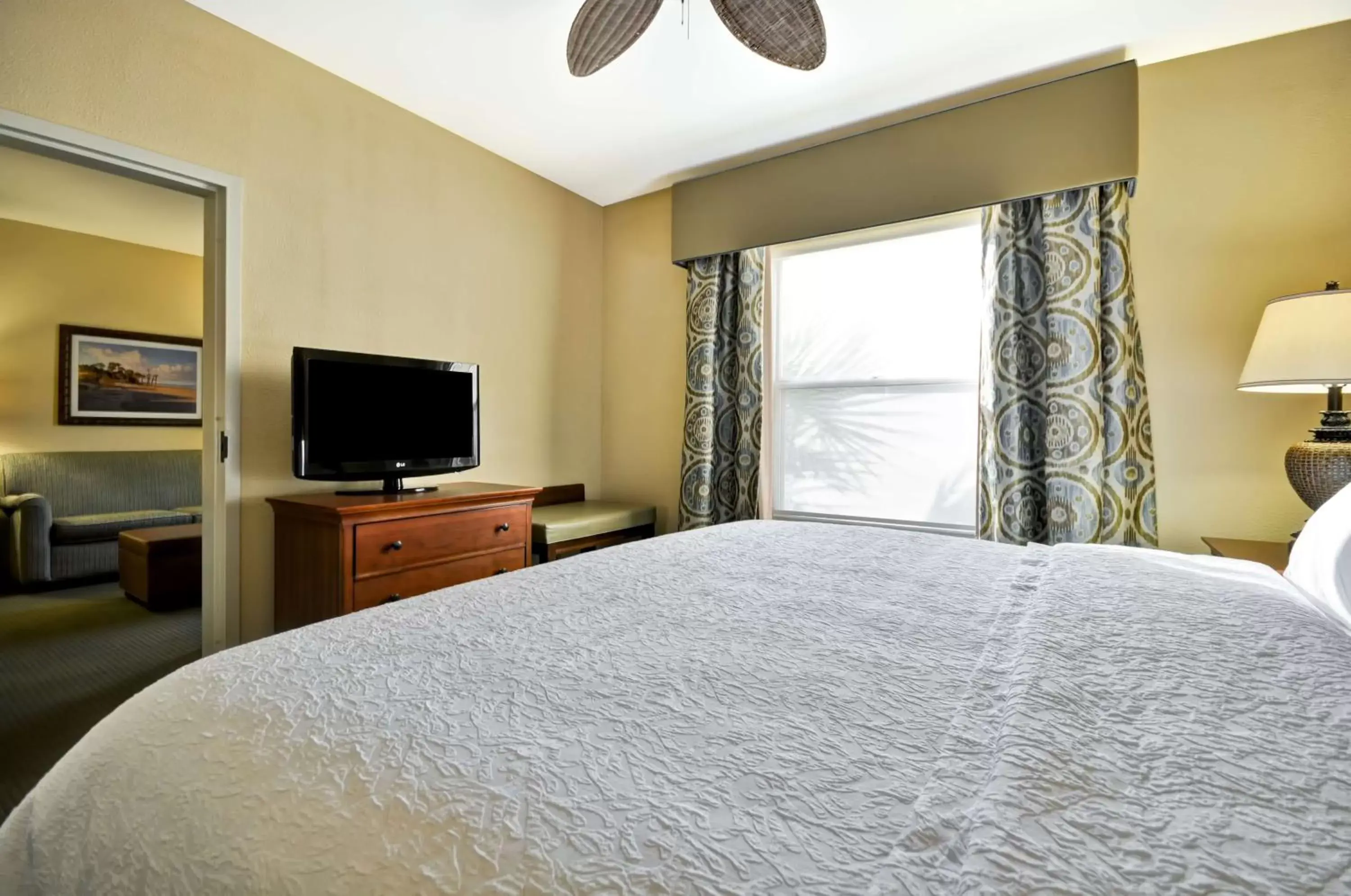 Bed in Hampton Inn & Suites Charleston/Mt. Pleasant-Isle Of Palms