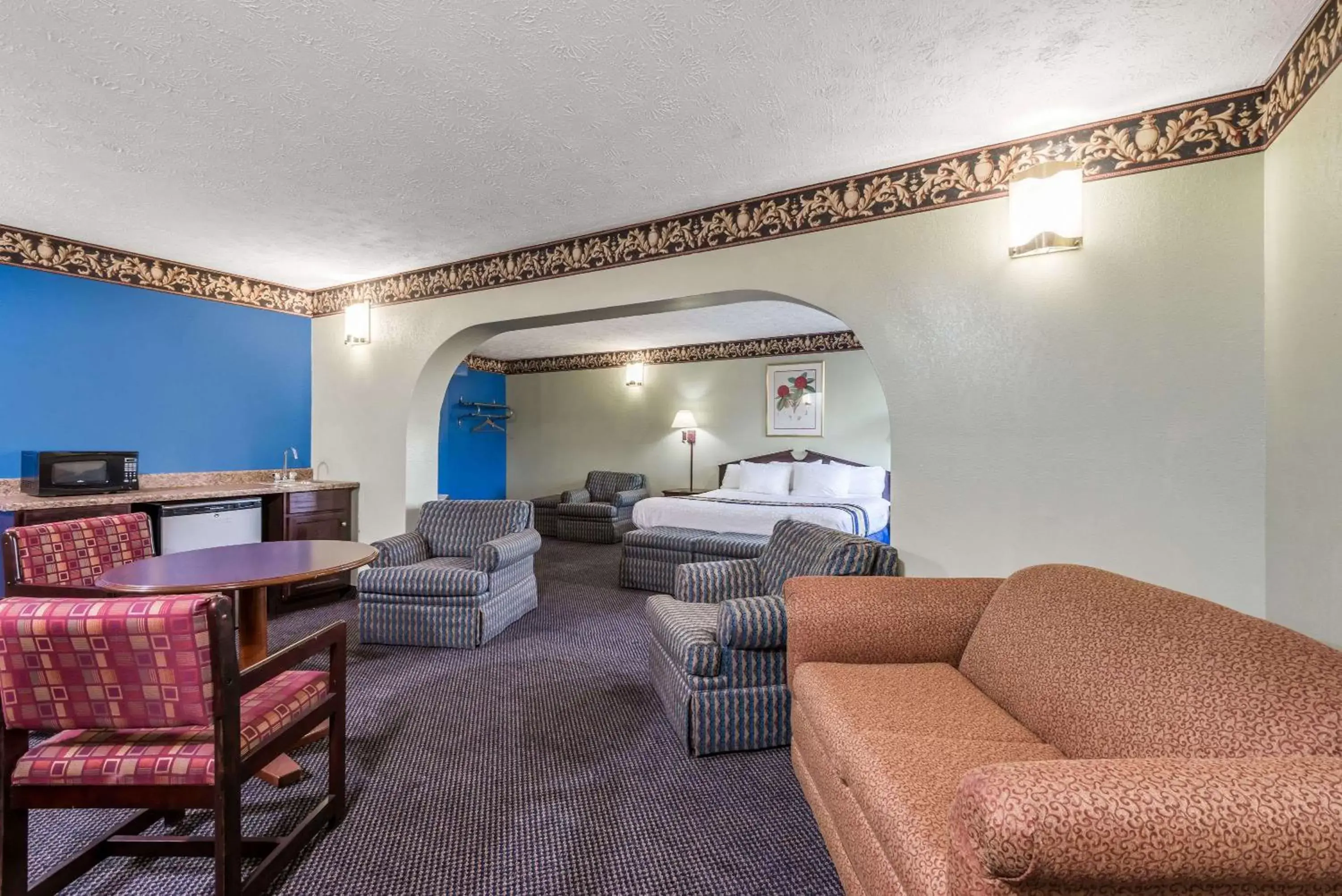 Photo of the whole room, Seating Area in Days Inn & Suites by Wyndham Youngstown / Girard Ohio