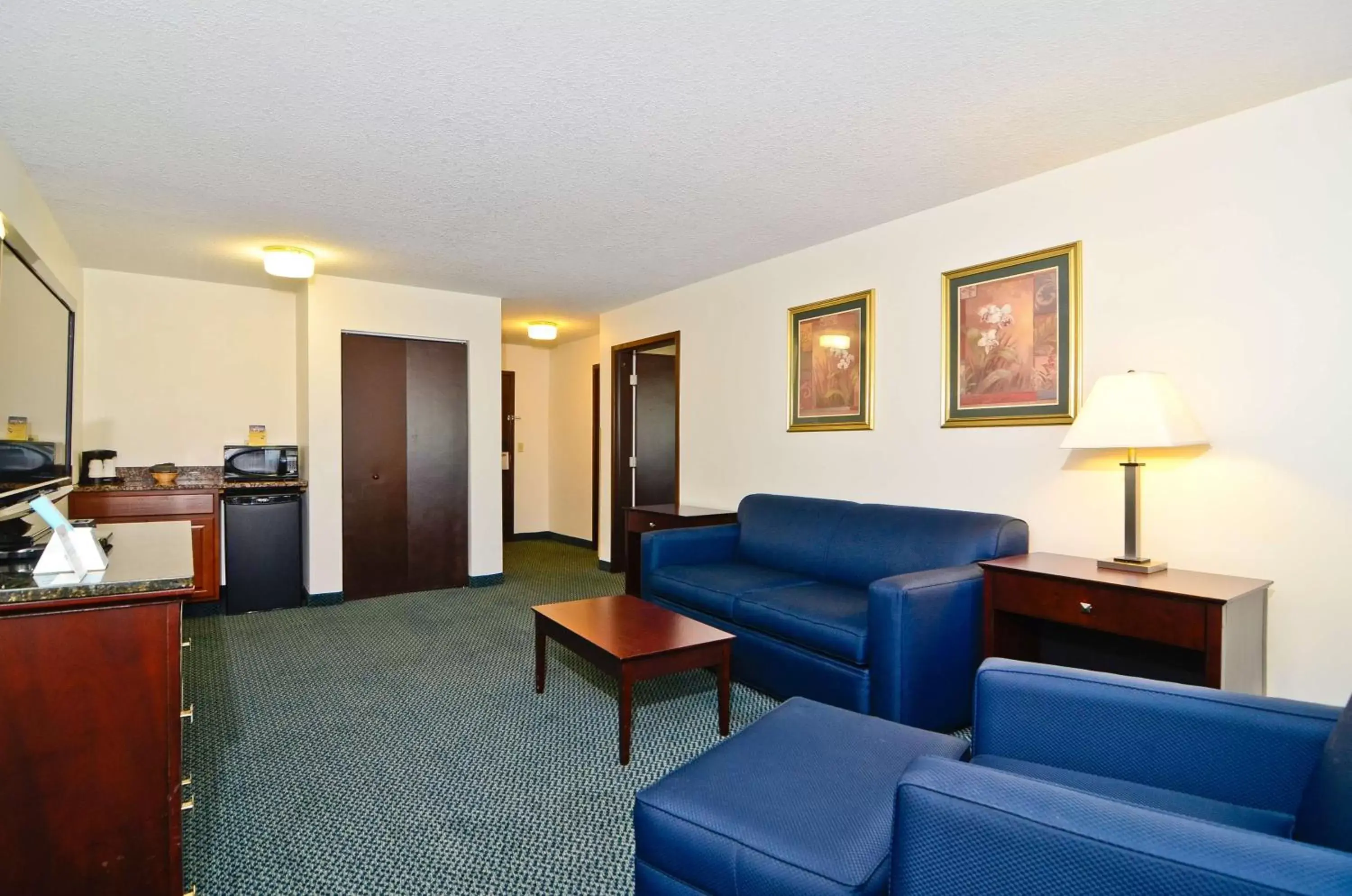 Photo of the whole room, Seating Area in Best Western Plus Gas City