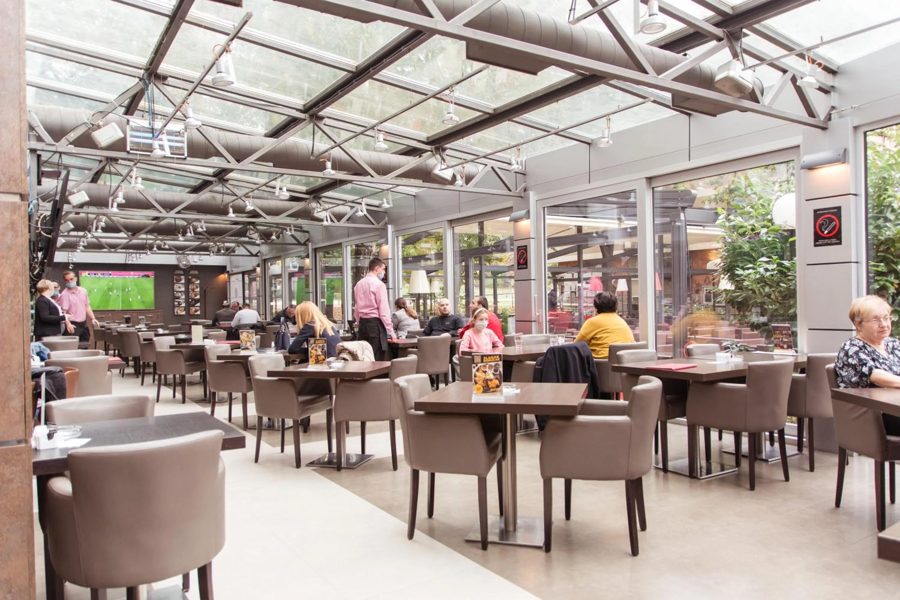 Restaurant/places to eat in Hotel Srbija-FREE PARKING