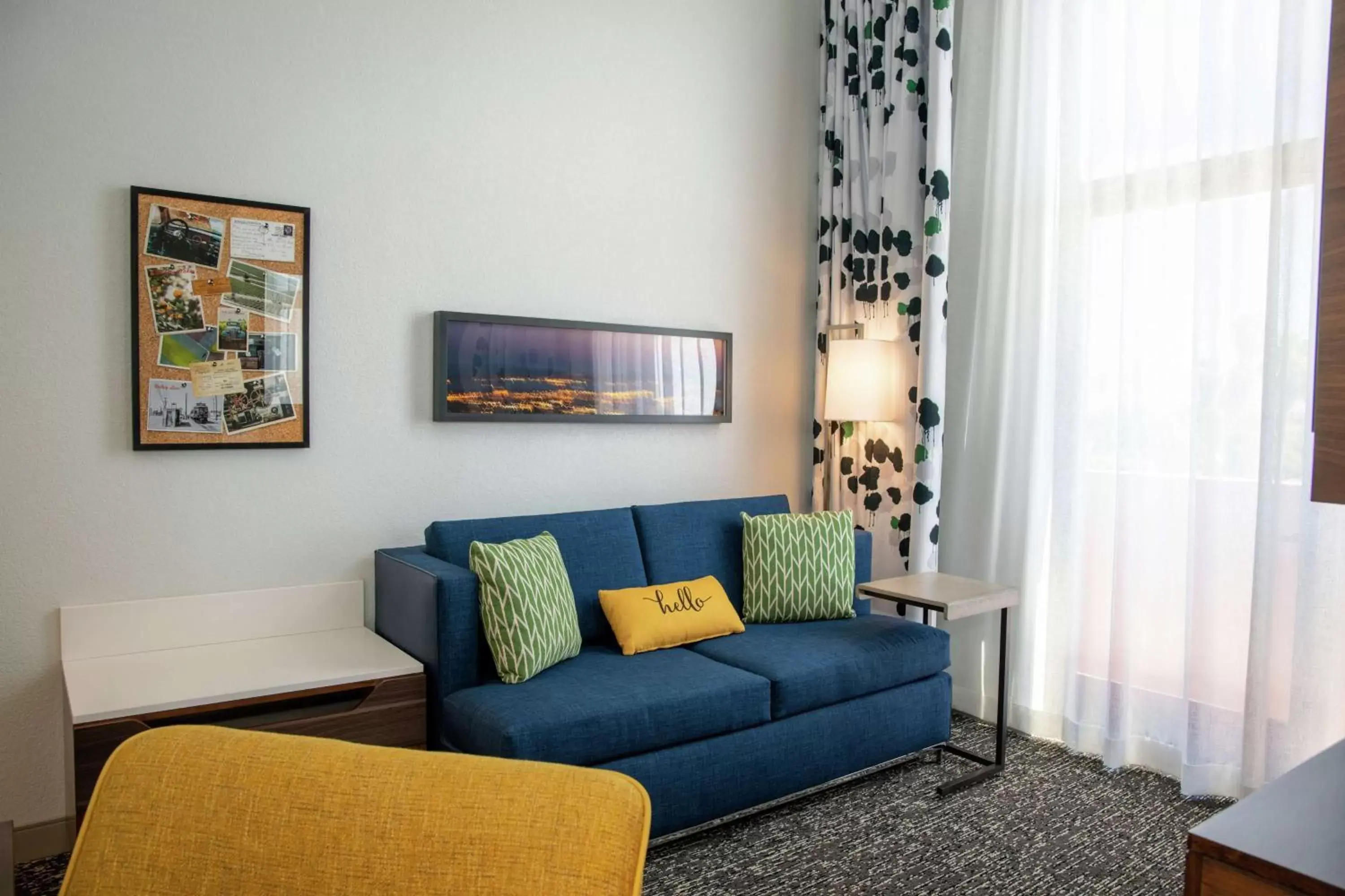 Living room, Seating Area in Hampton Inn & Suites Sherman Oaks