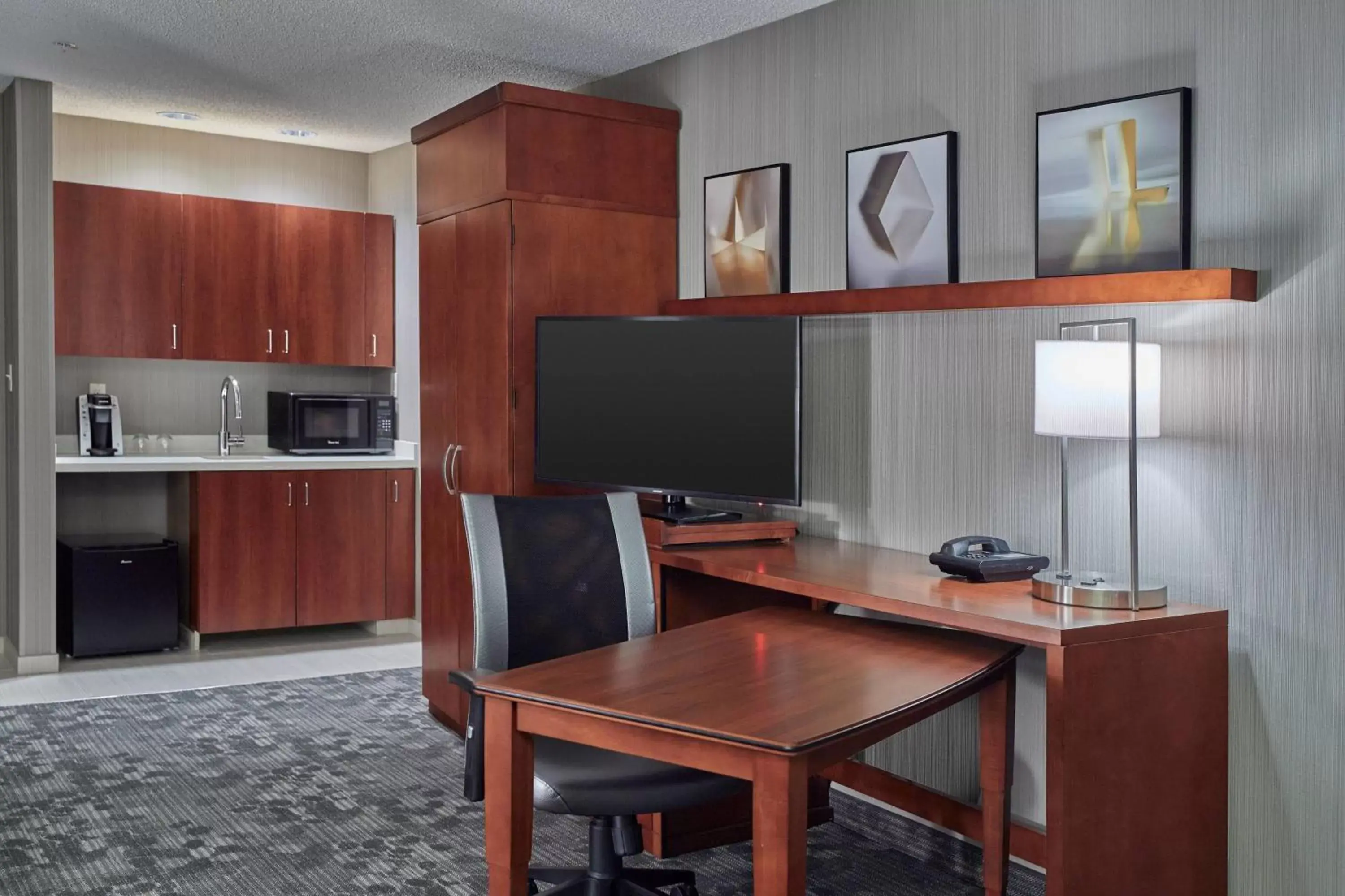 Kitchen or kitchenette, TV/Entertainment Center in Courtyard by Marriott Eugene Springfield