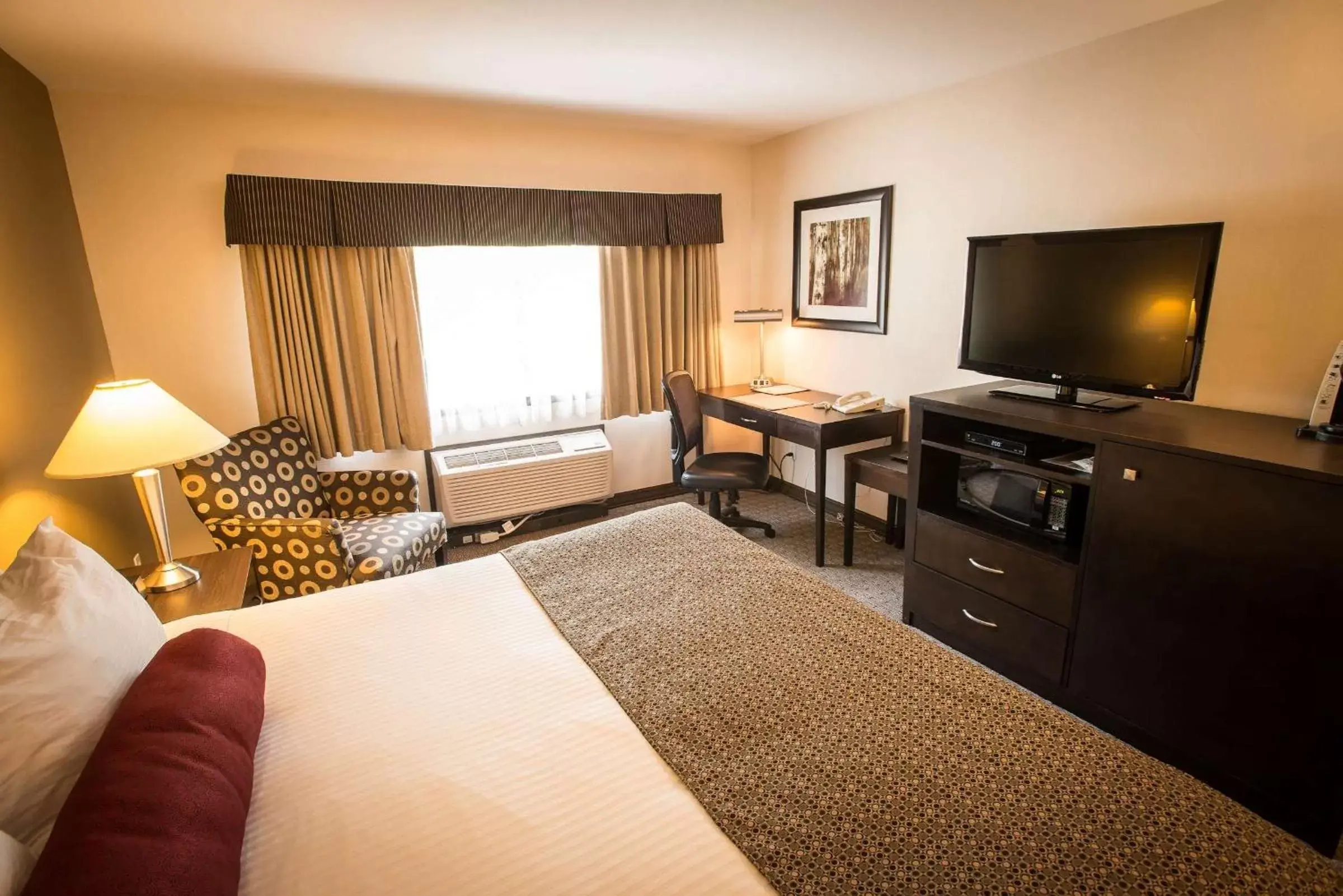 Photo of the whole room, TV/Entertainment Center in Best Western Plus Baker Street Inn