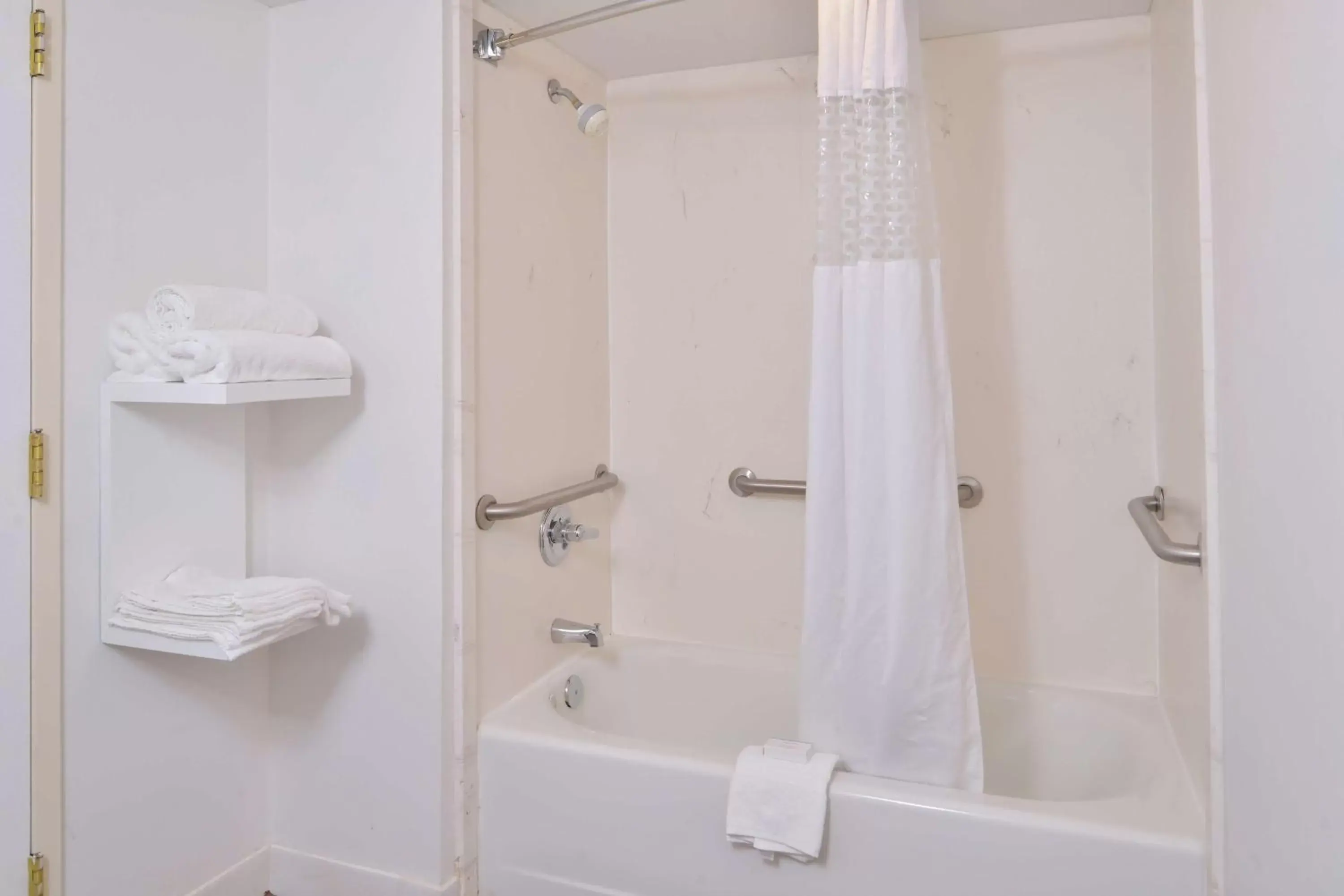 Bathroom in Hampton Inn By Hilton Greensboro-East