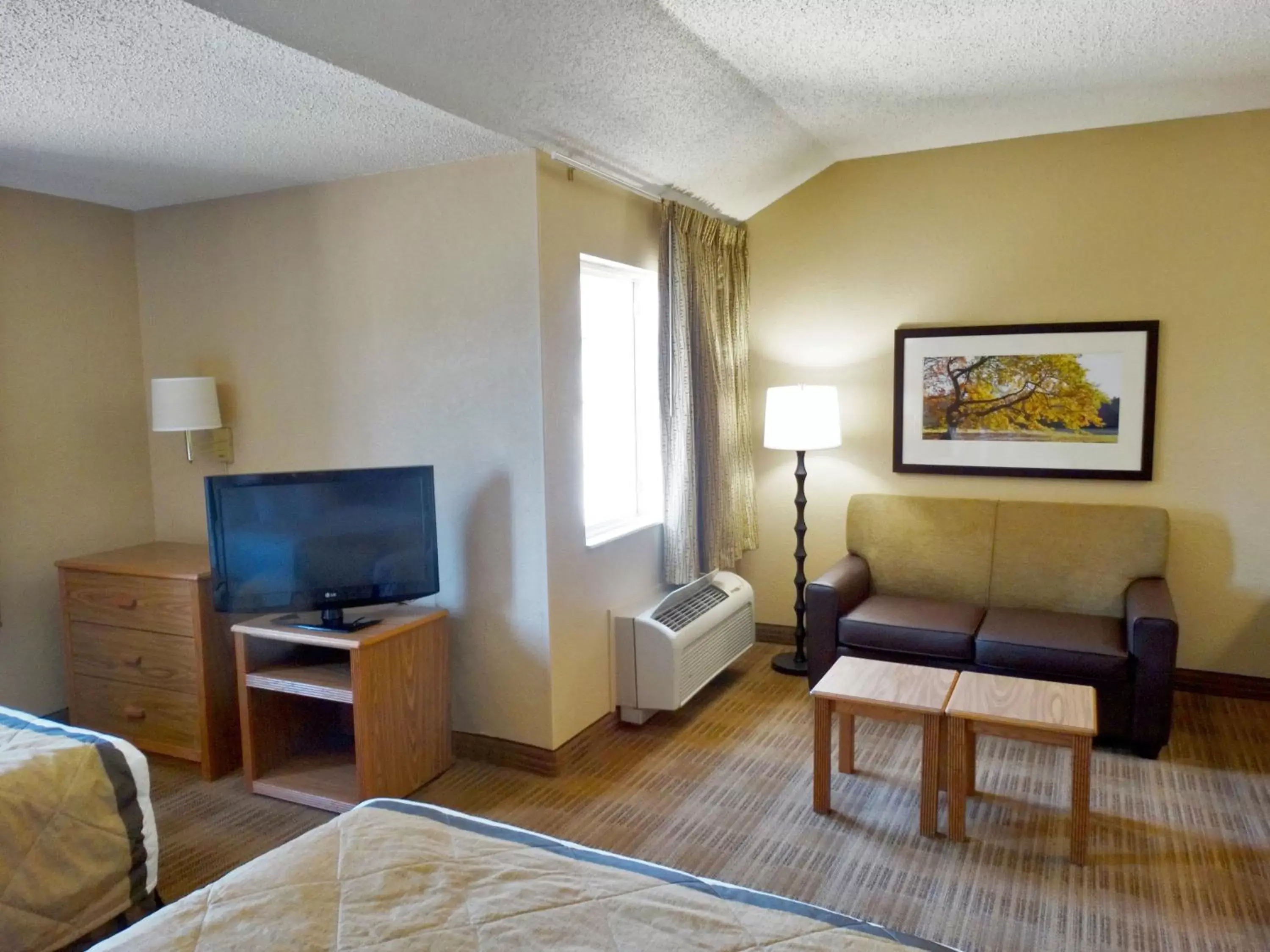 Bed, Seating Area in Extended Stay America Suites - Indianapolis - West 86th St