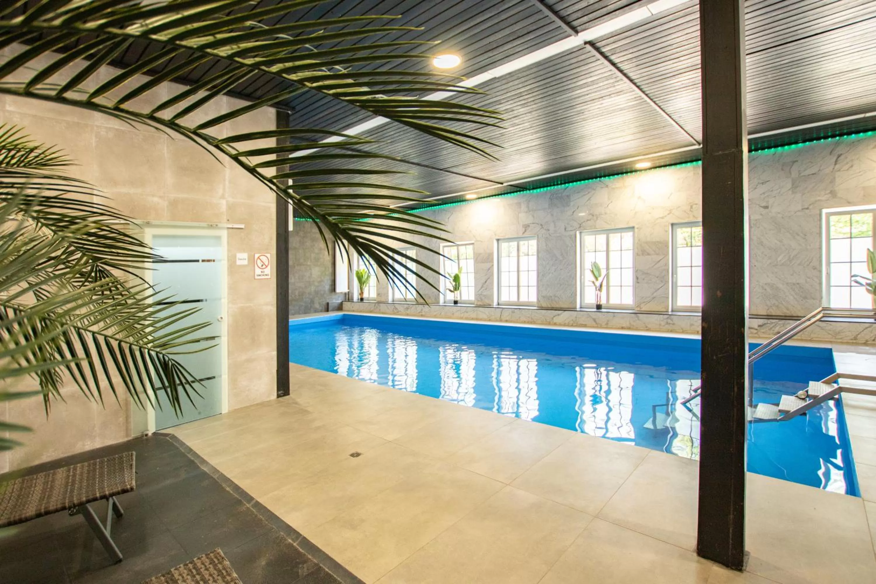 Pool view in El Capitan nähe Movie Park