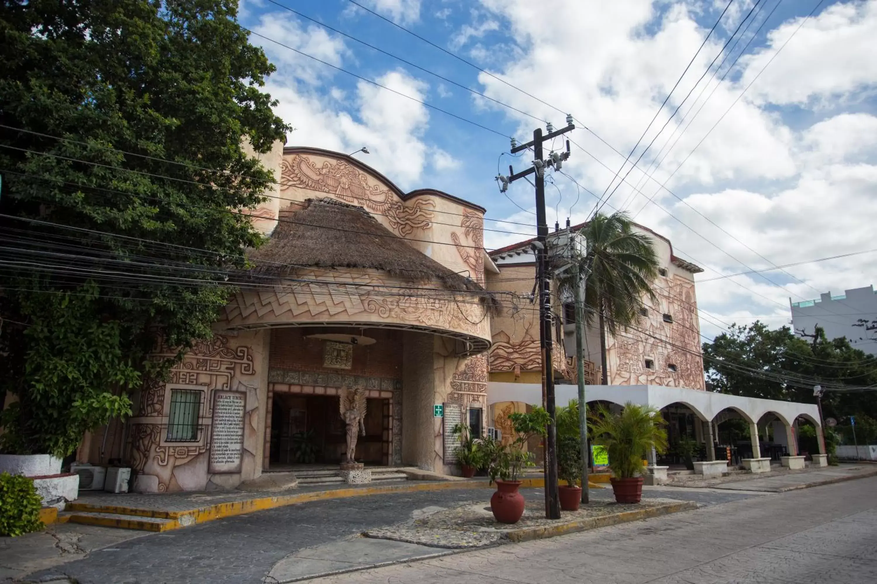 Facade/entrance, Property Building in Hotel Xbalamqué & Spa Cancún Centro