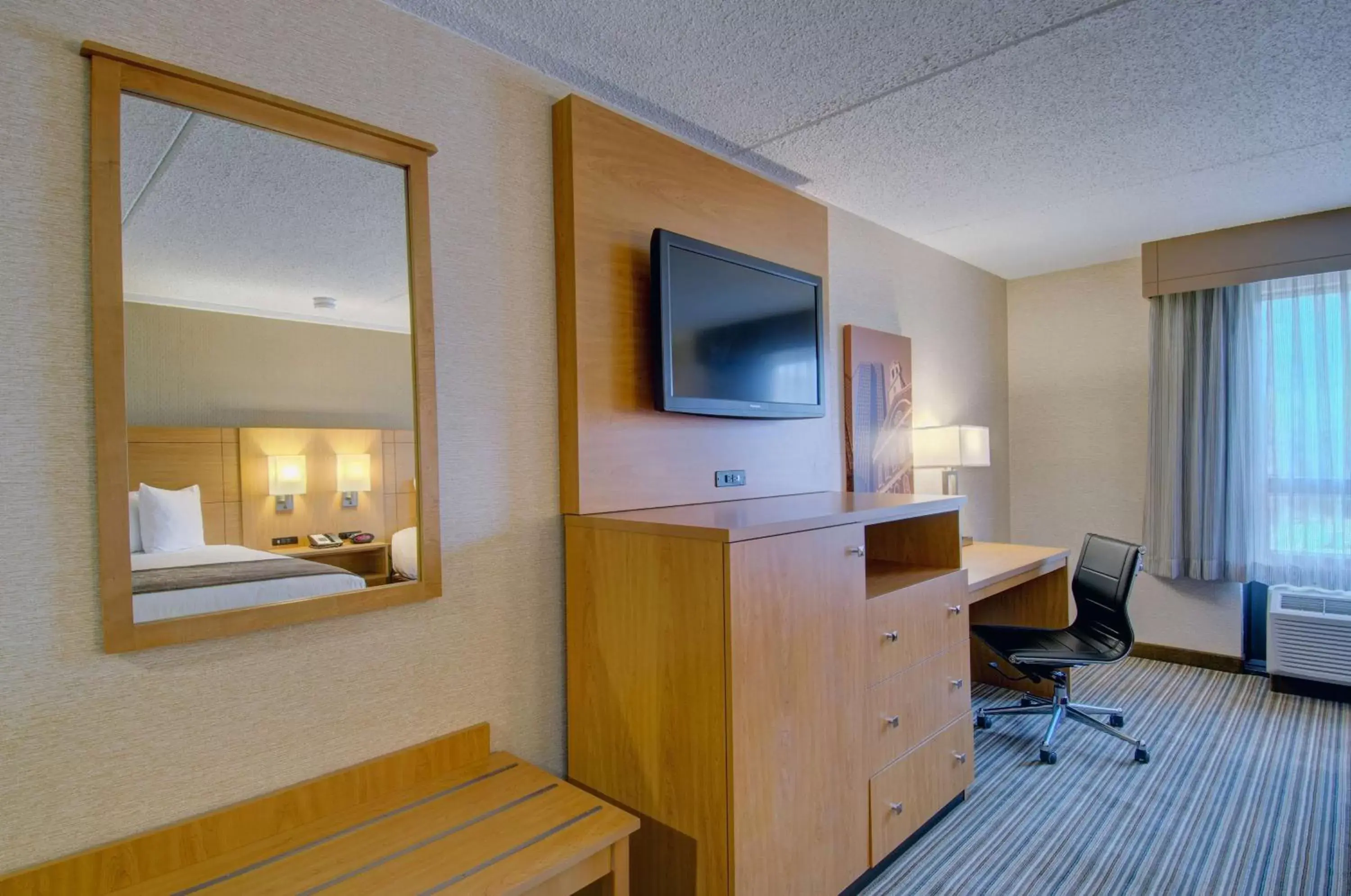 Photo of the whole room, TV/Entertainment Center in Best Western Royal Plaza Hotel and Trade Center