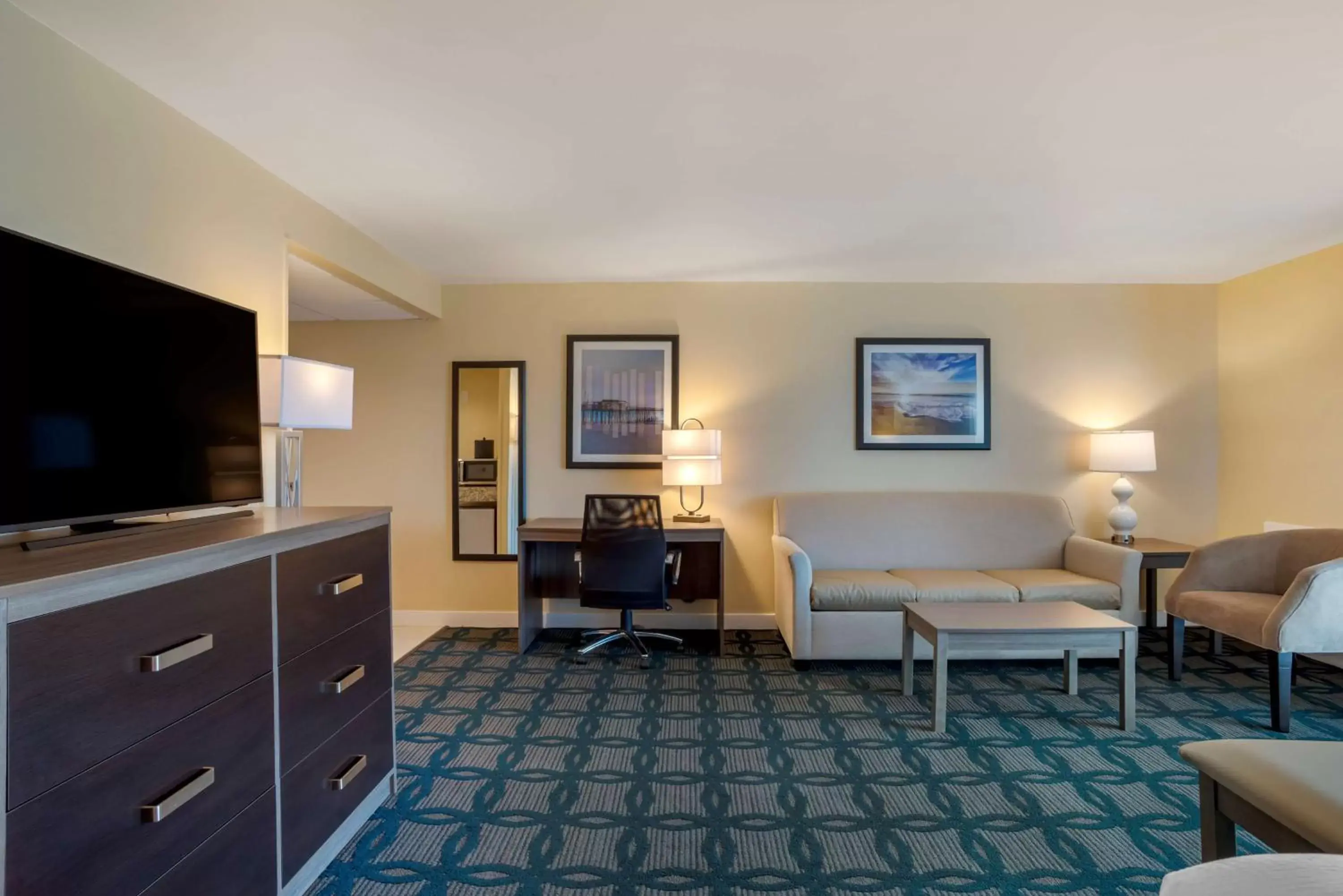 Bedroom, TV/Entertainment Center in Best Western Plus Ocean City