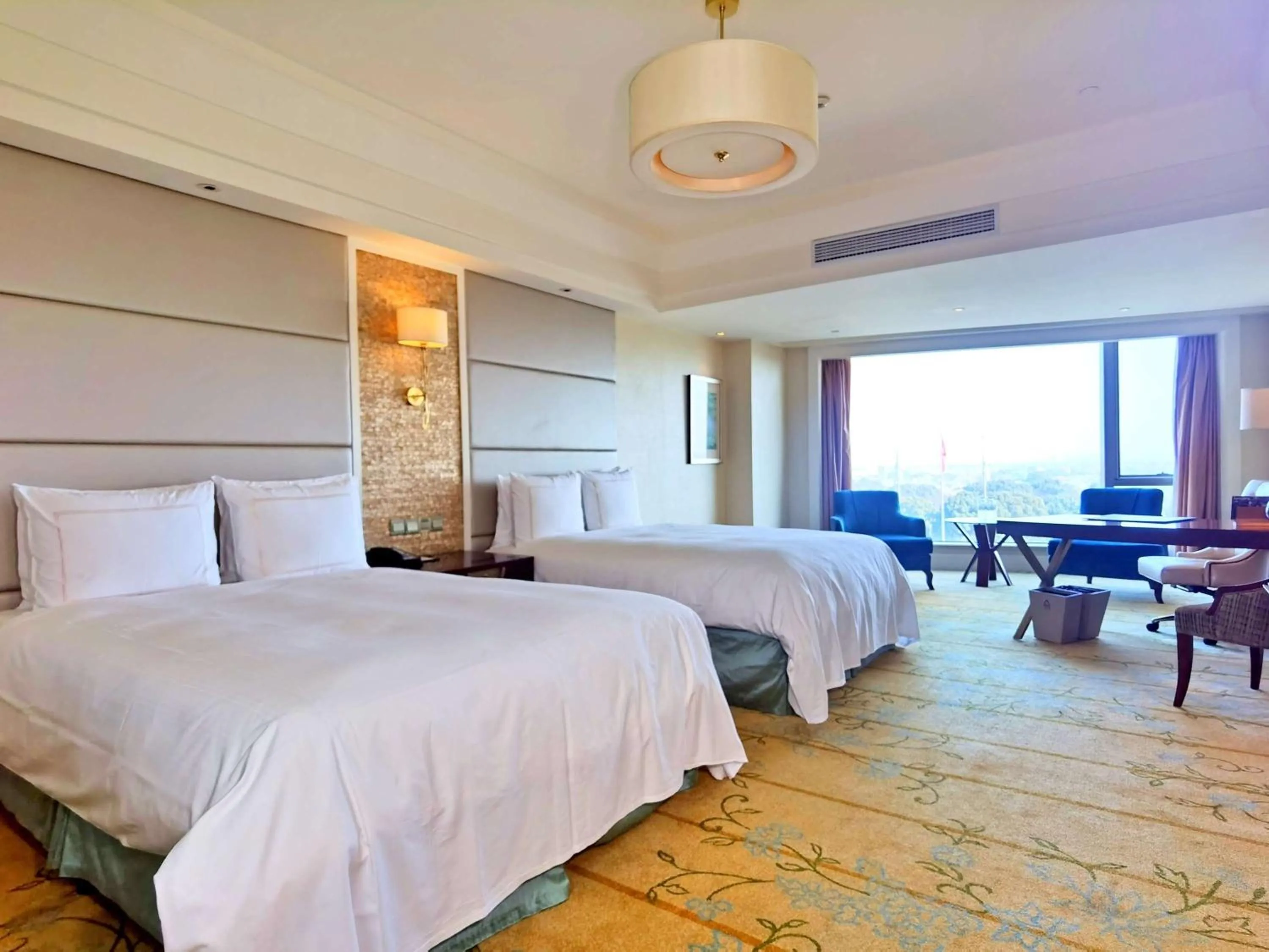 Photo of the whole room, Bed in Fairmont Yangcheng Lake