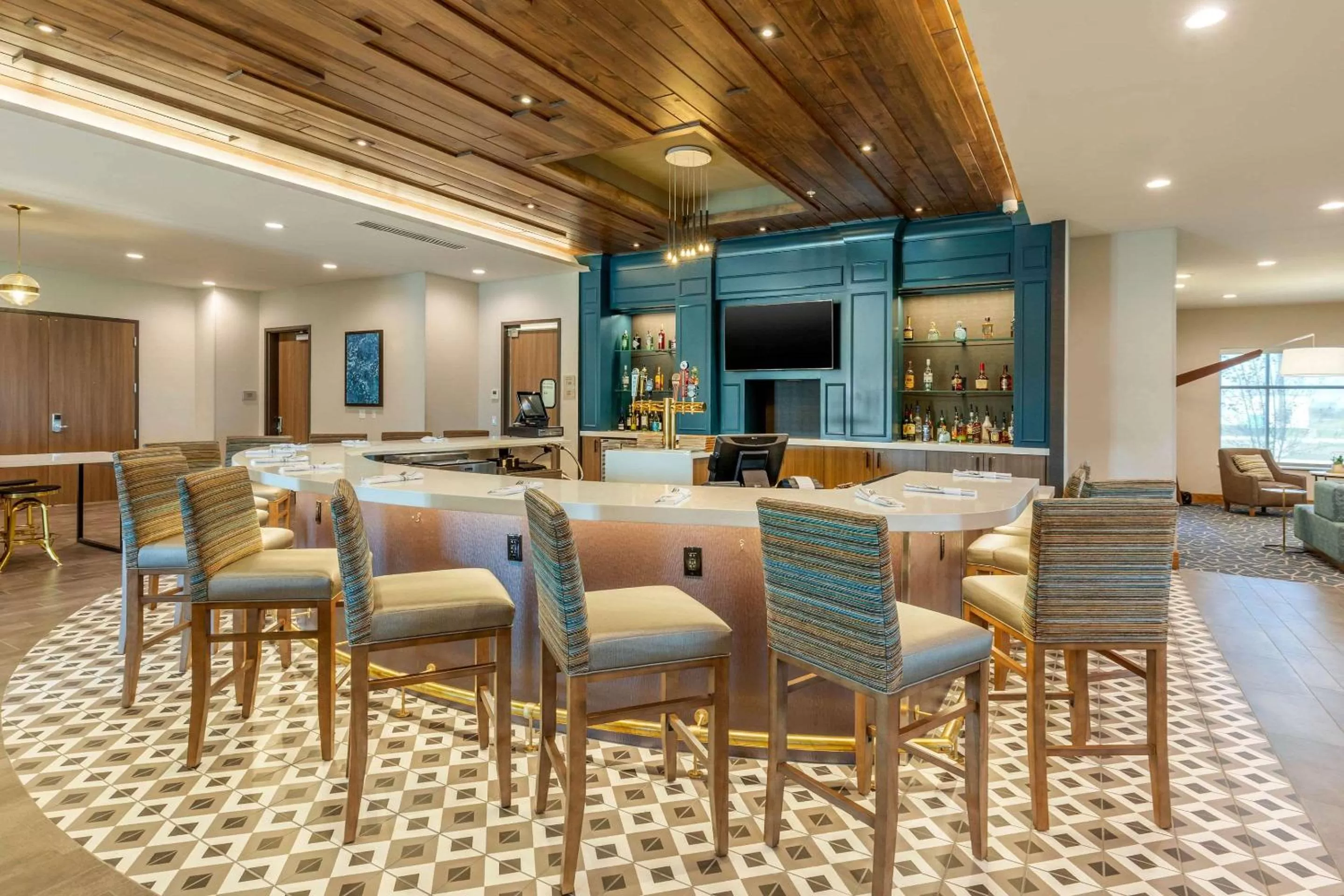 Lounge or bar in Cambria Hotel Davenport Quad Cities
