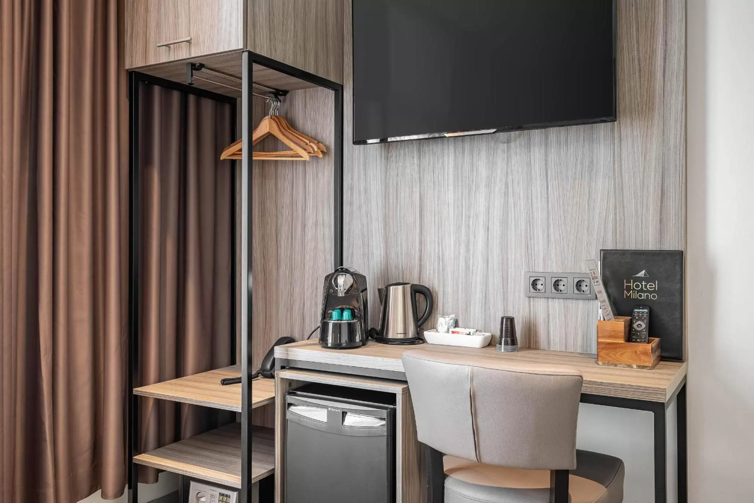 Coffee/tea facilities, TV/Entertainment Center in Hotel Milano