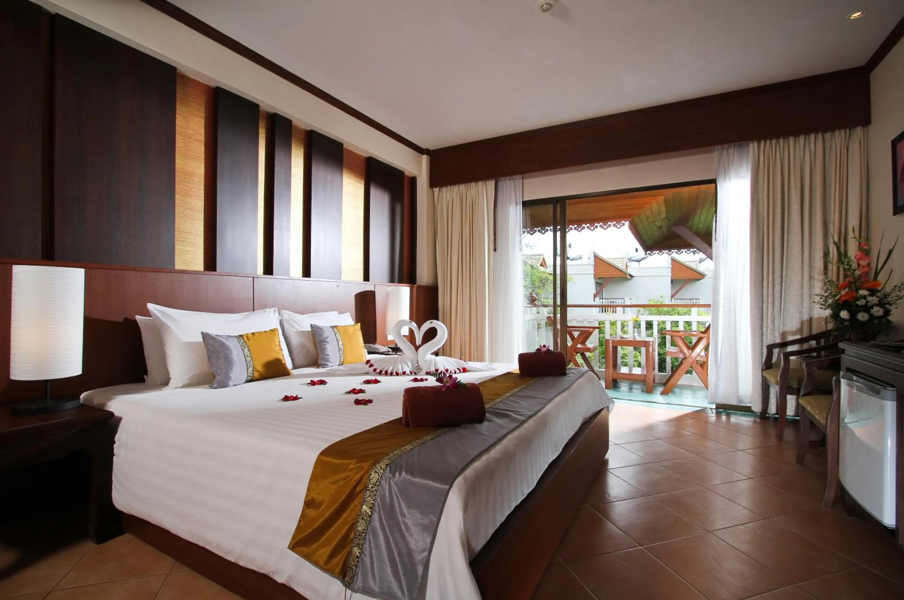 Photo of the whole room, Bed in Baan Karonburi Resort
