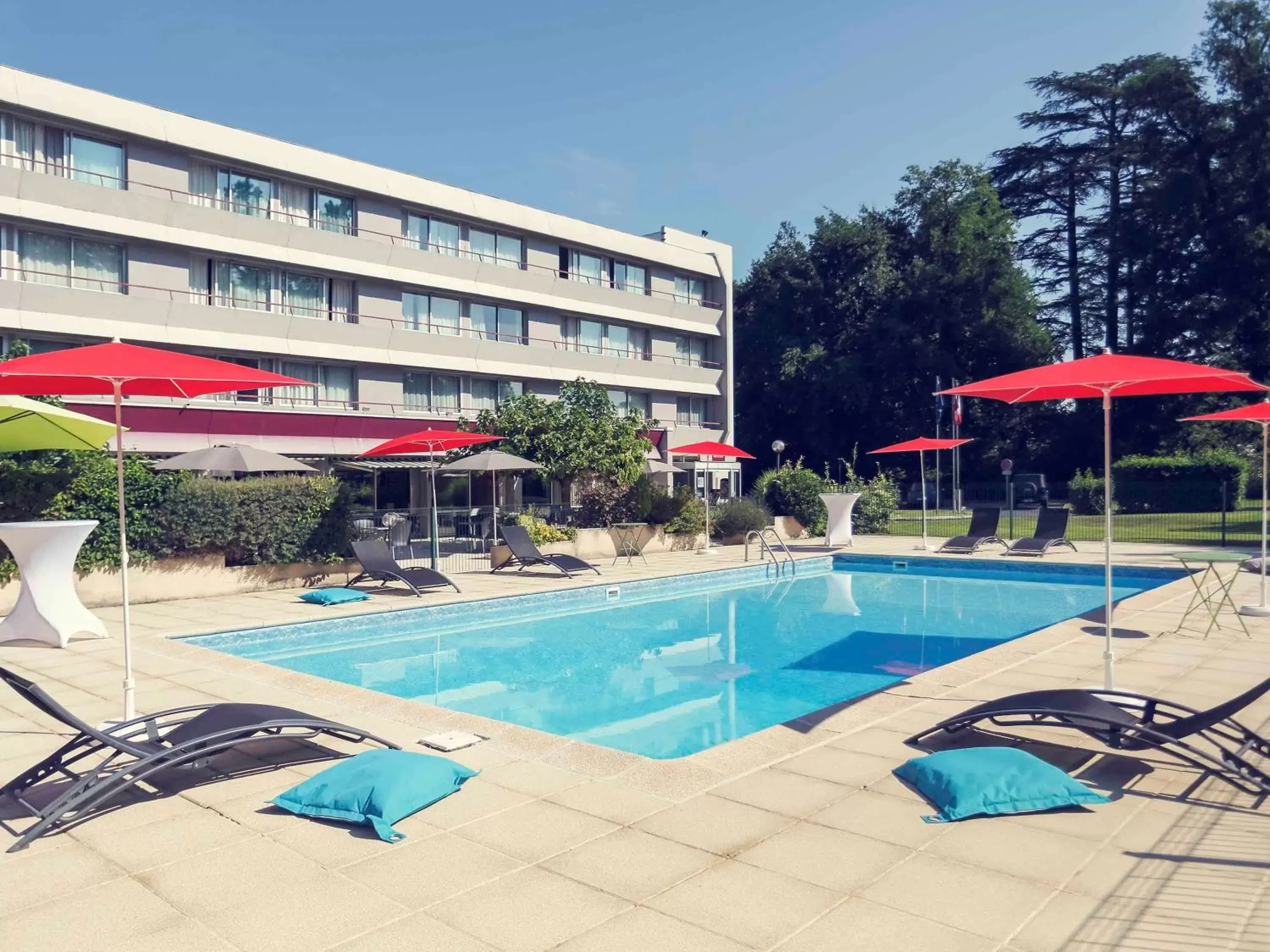 Property building, Swimming Pool in Mercure Brive