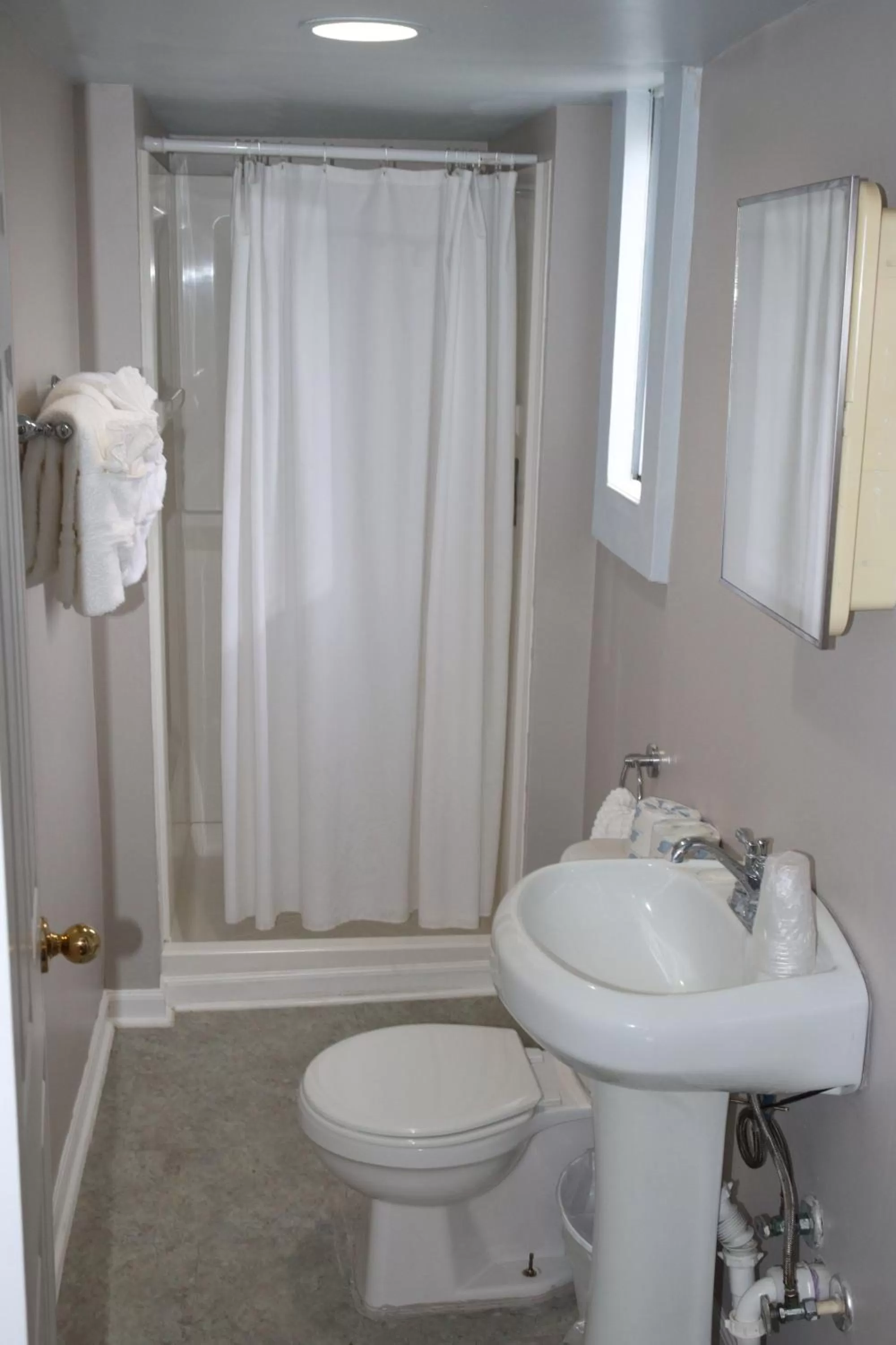 Bathroom in The Burgundy Inn Hotel and Apartments