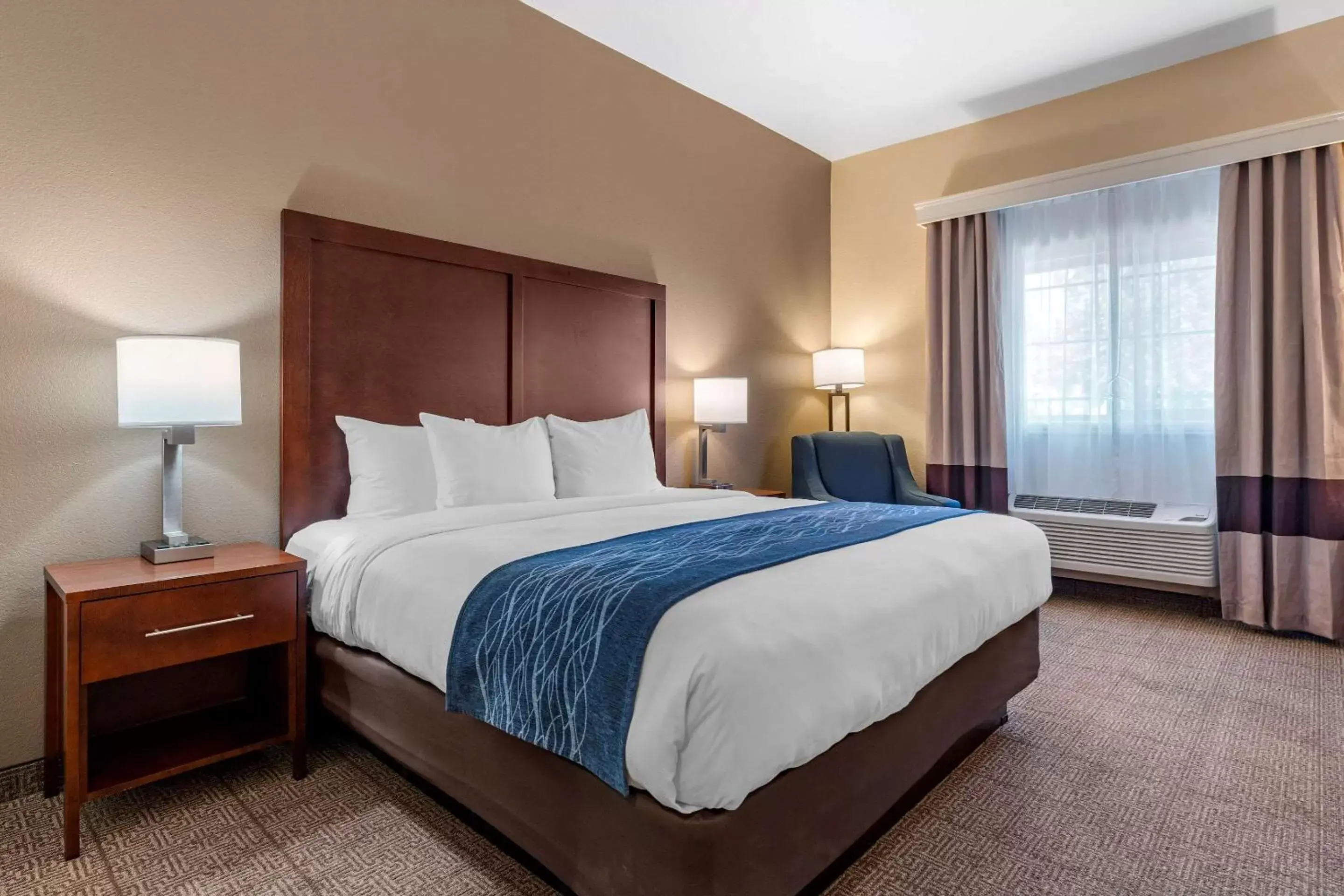 Bedroom, Bed in Comfort Inn & Suites Ukiah Mendocino County