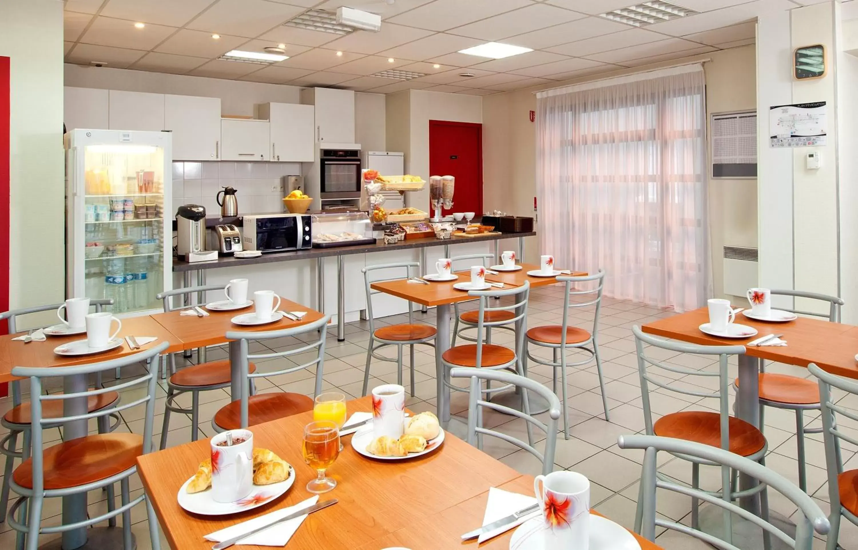 Buffet breakfast, Restaurant/Places to Eat in Séjours & Affaires Nantes La Beaujoire