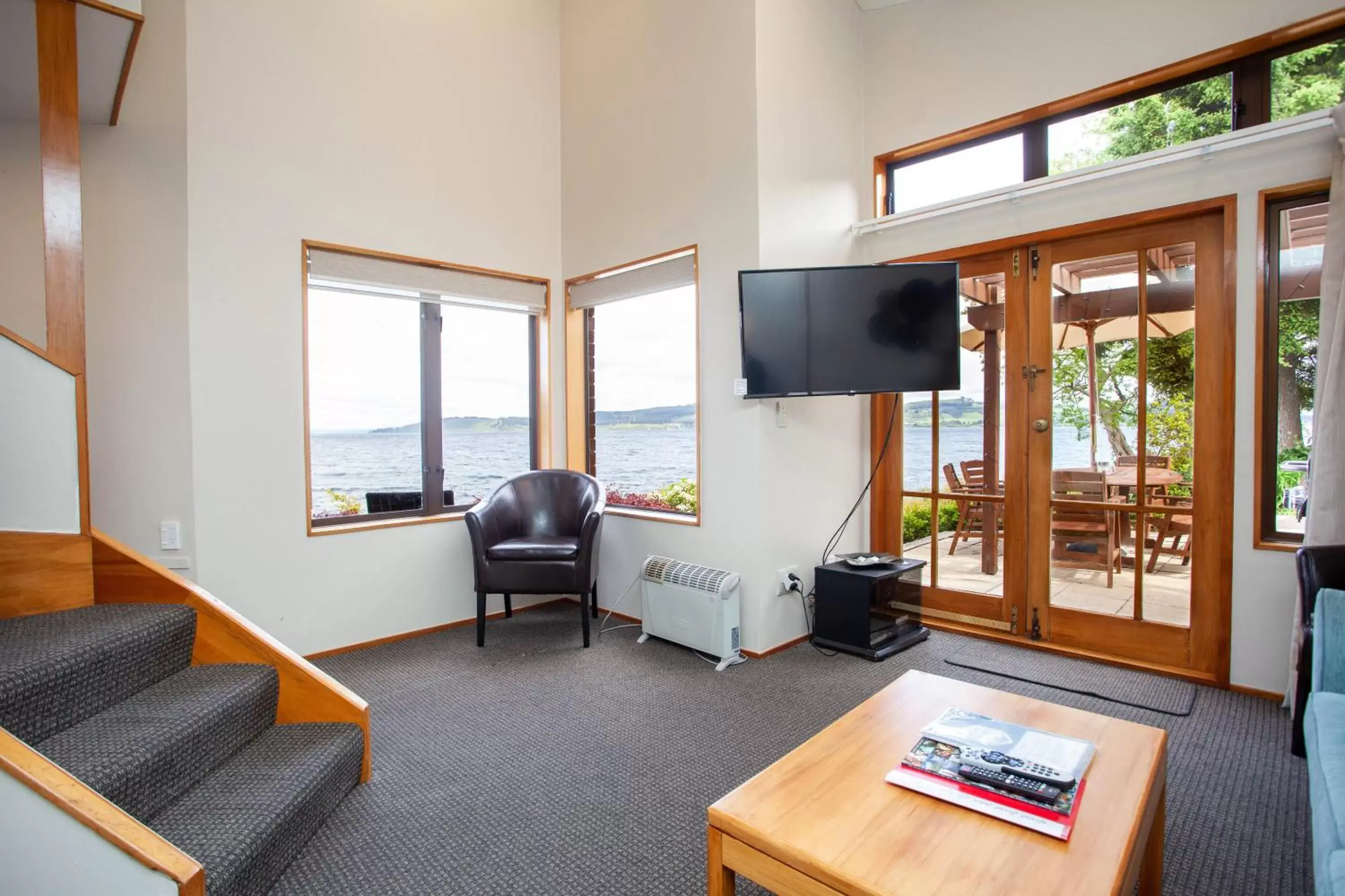 Living room in Cascades Lakefront Motel