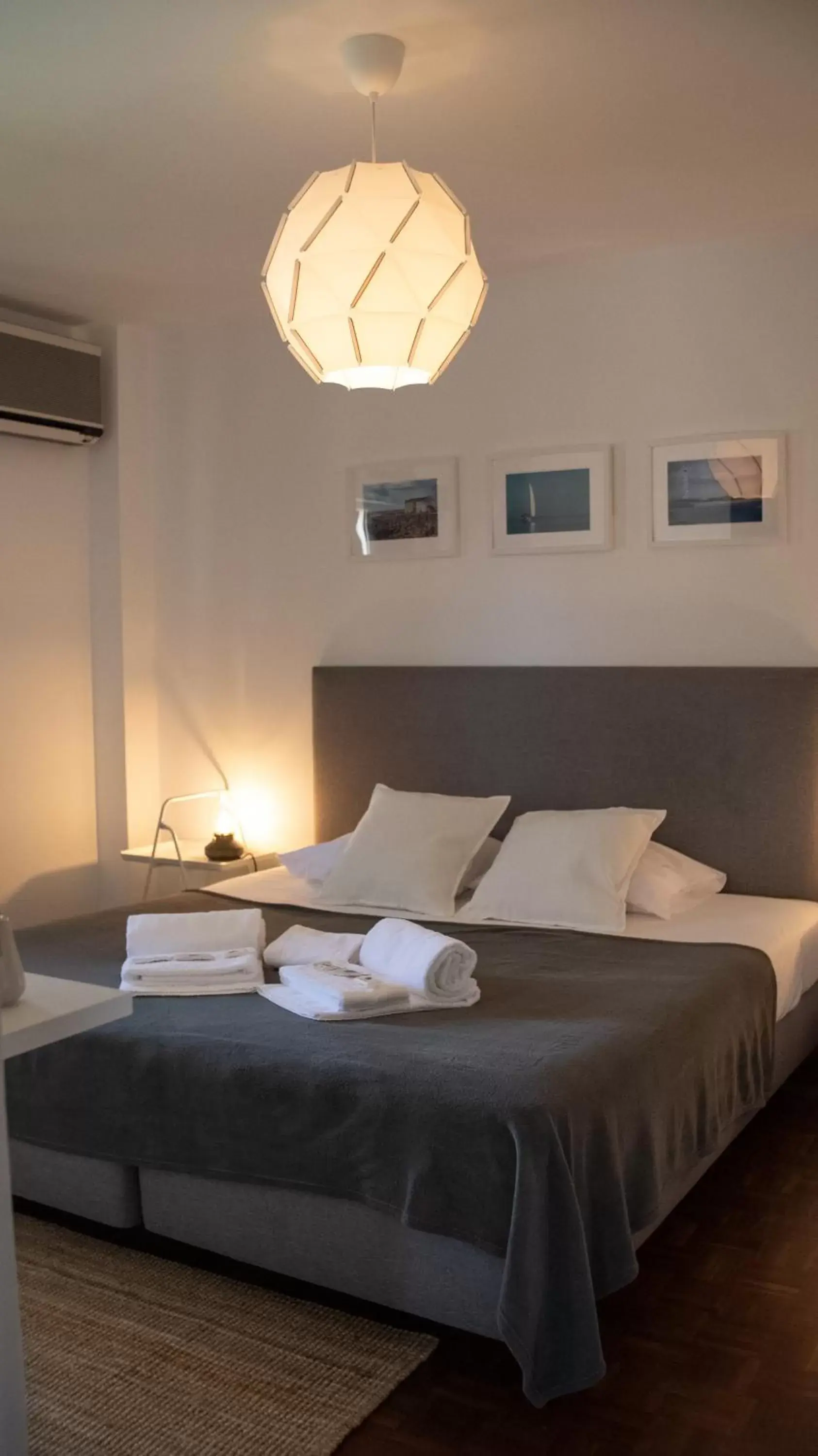 Bed in Pine House - Faro Airport, Beach and City Center