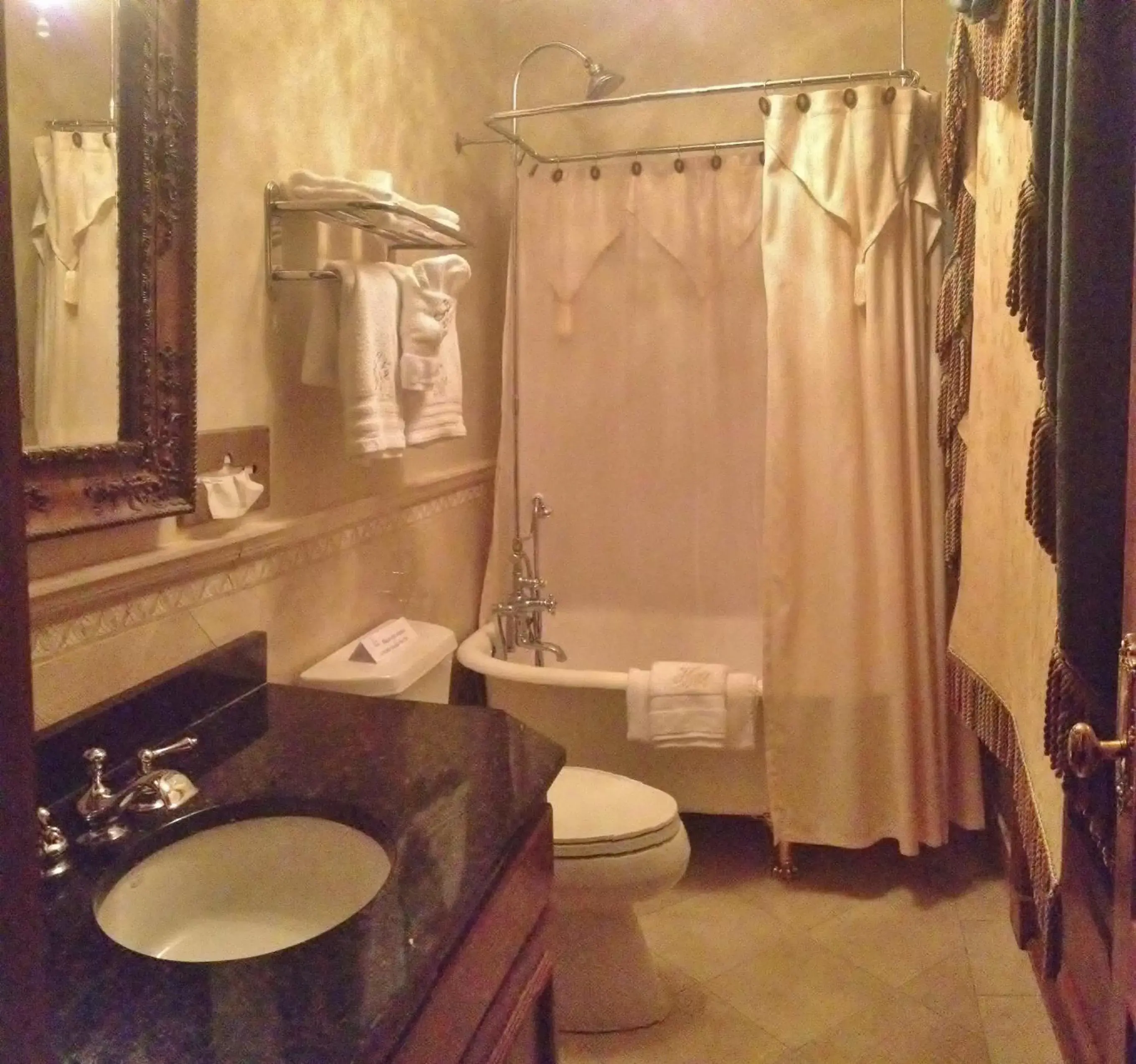 Gold Finch Room in The Hotel Magnolia Gold Finch Room in The Hotel Magnolia