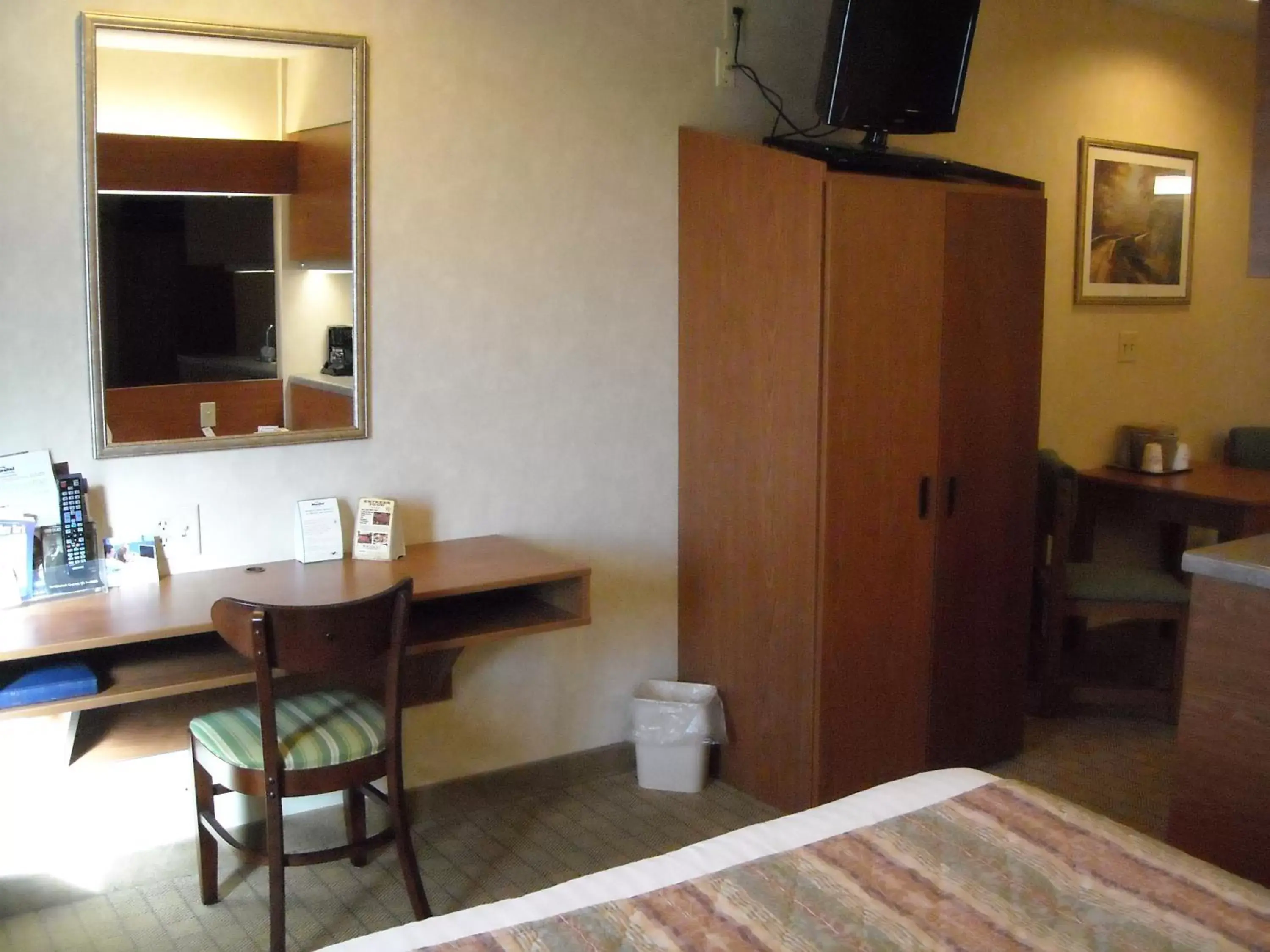 Photo of the whole room, TV/Entertainment Center in Microtel Inn & Suites Springville