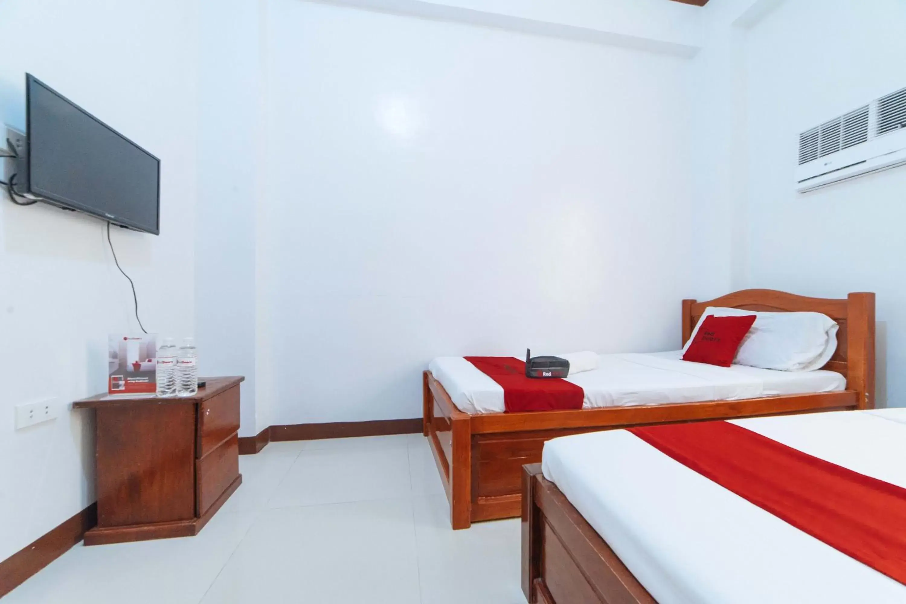 Photo of the whole room, Bed in RedDoorz @ D Maagma Street