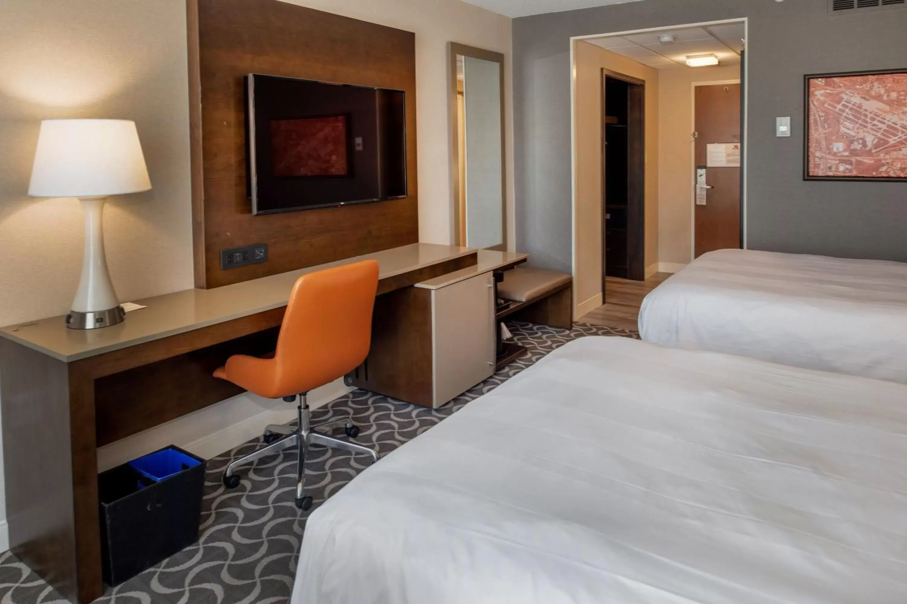 Photo of the whole room, Bed in Marriott St. Louis Airport