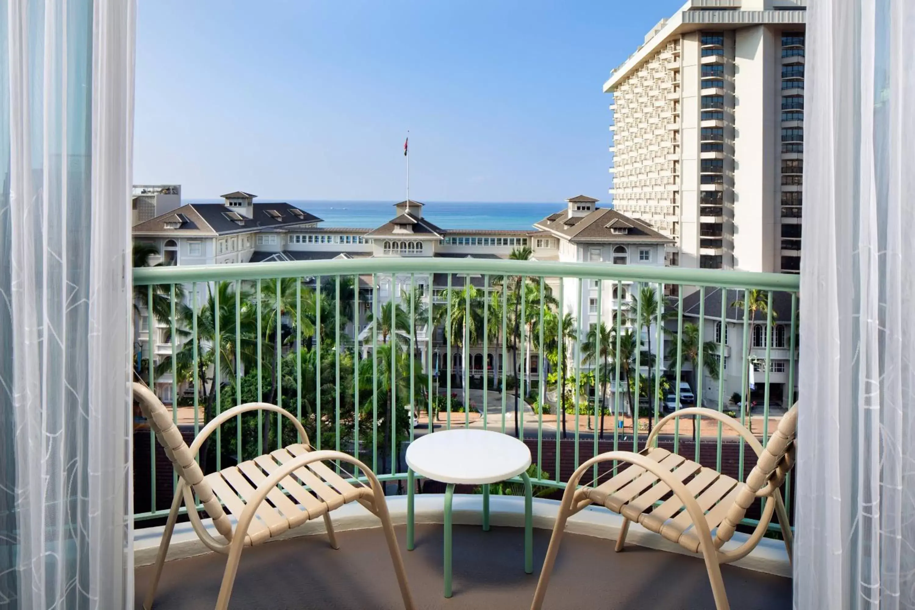 Photo of the whole room, Balcony/Terrace in Sheraton Princess Kaiulani