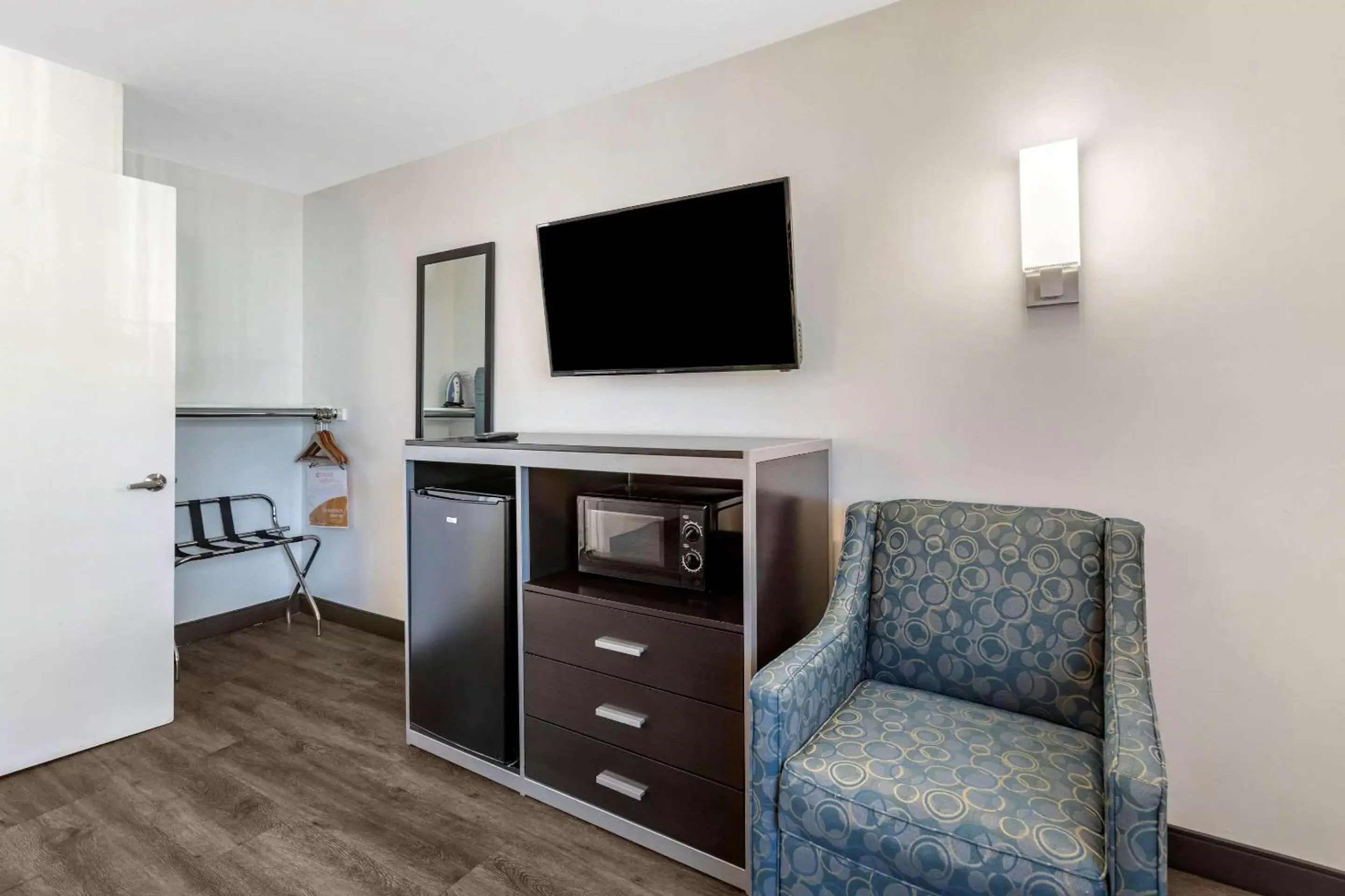 Bedroom, TV/Entertainment Center in Quality Inn Burbank Airport