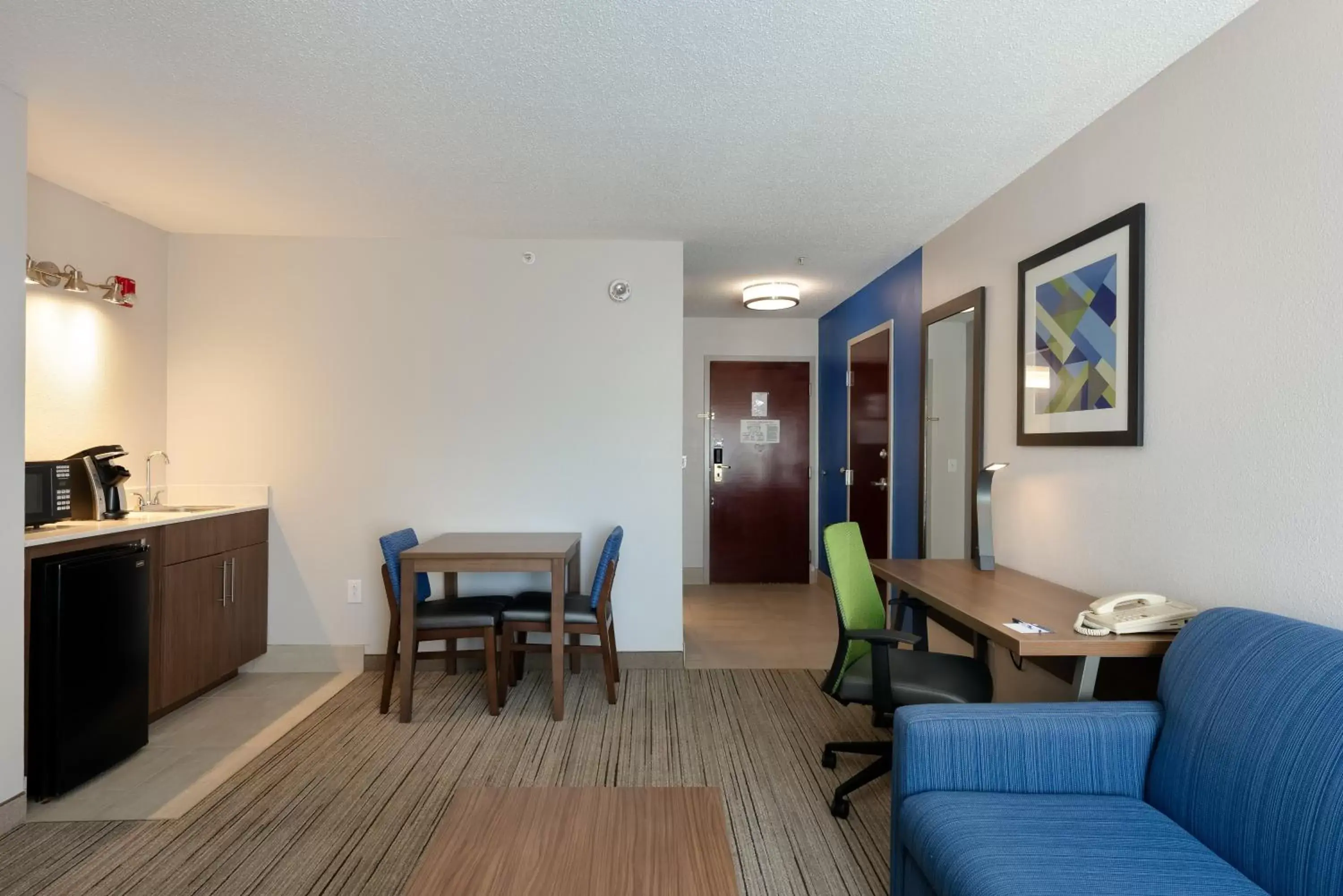 Photo of the whole room, Seating Area in Holiday Inn Express & Suites Milton East I-10, an IHG Hotel