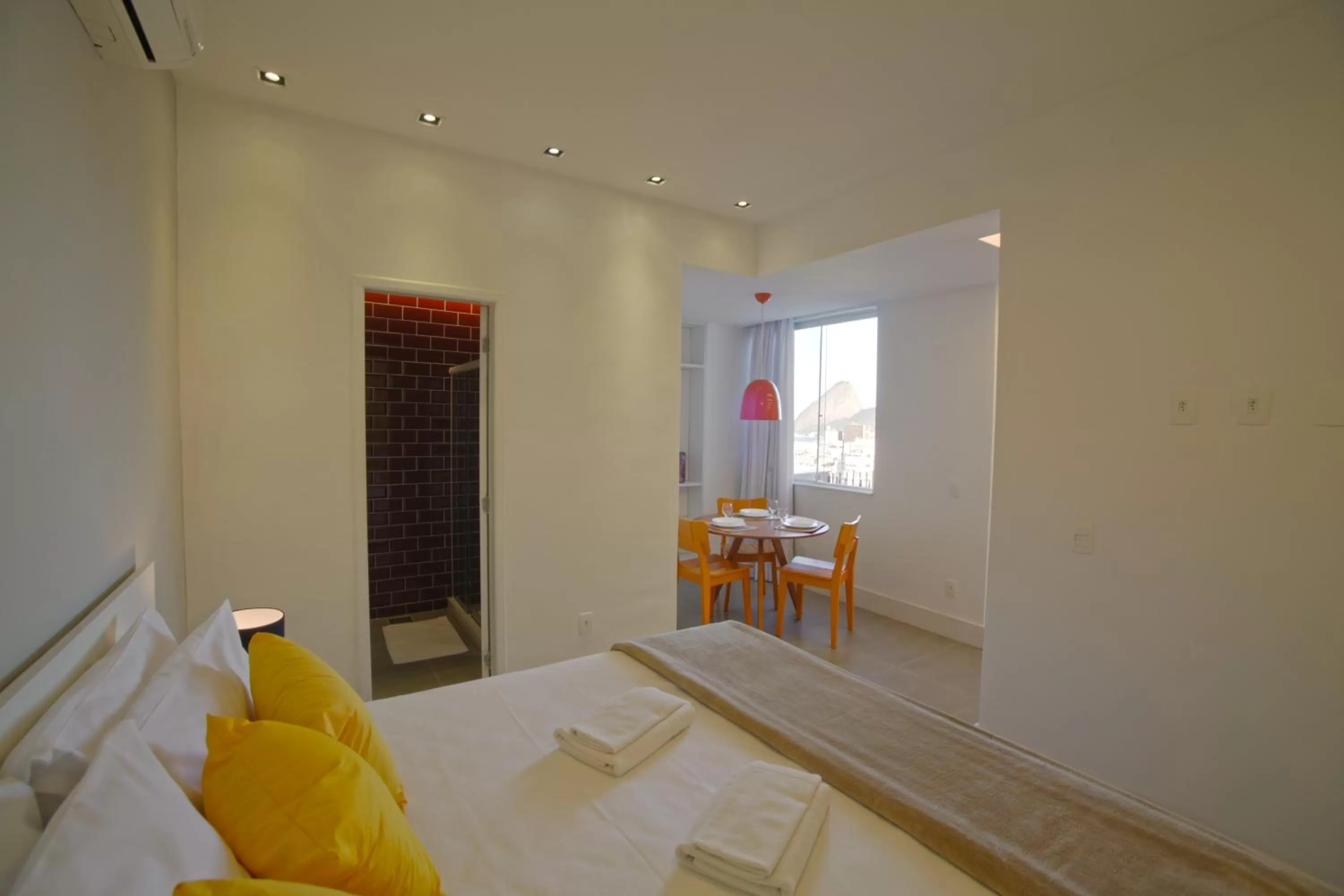 Bathroom, Bed in Sugar Loft Apartments