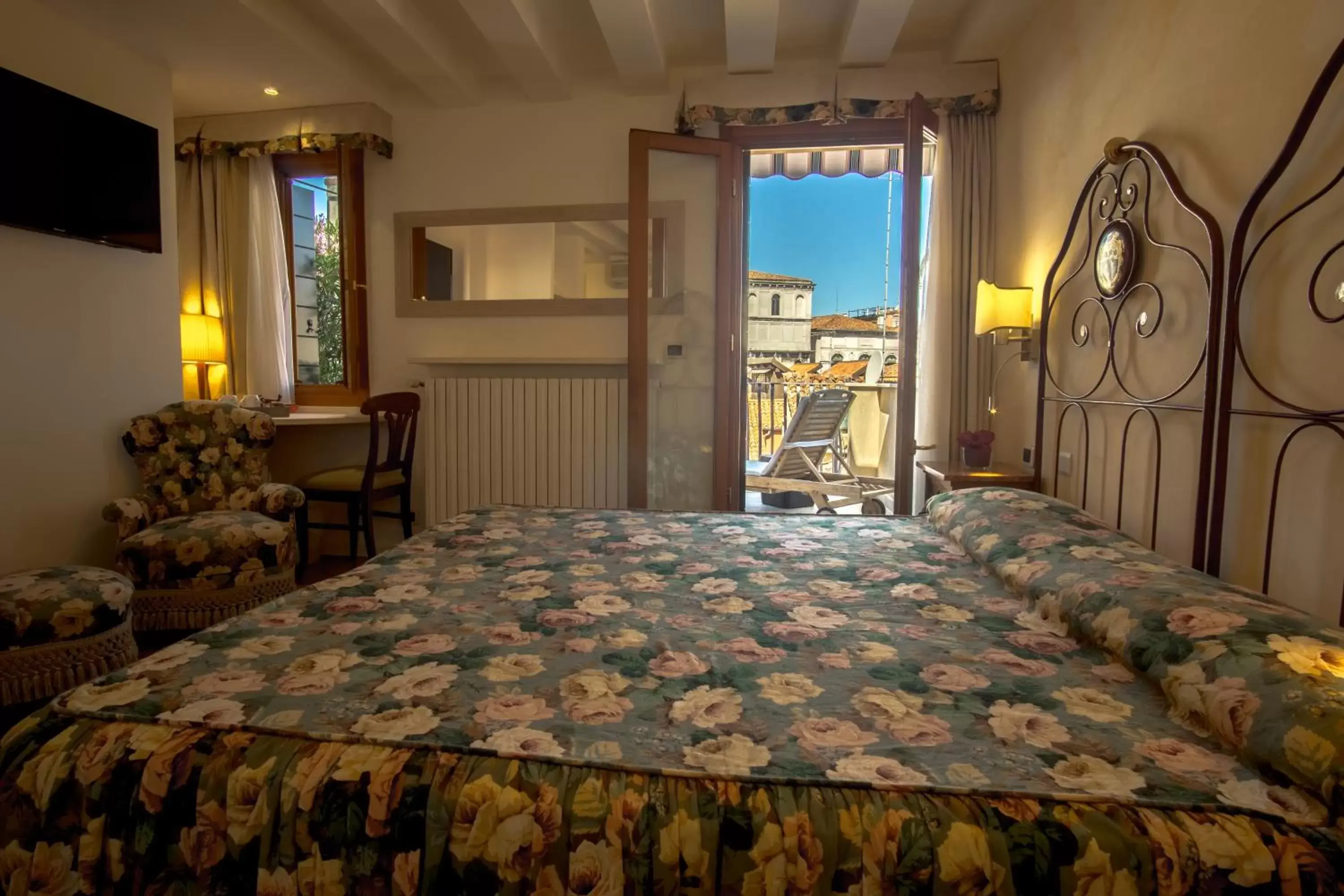 Photo of the whole room in Hotel Antigo Trovatore