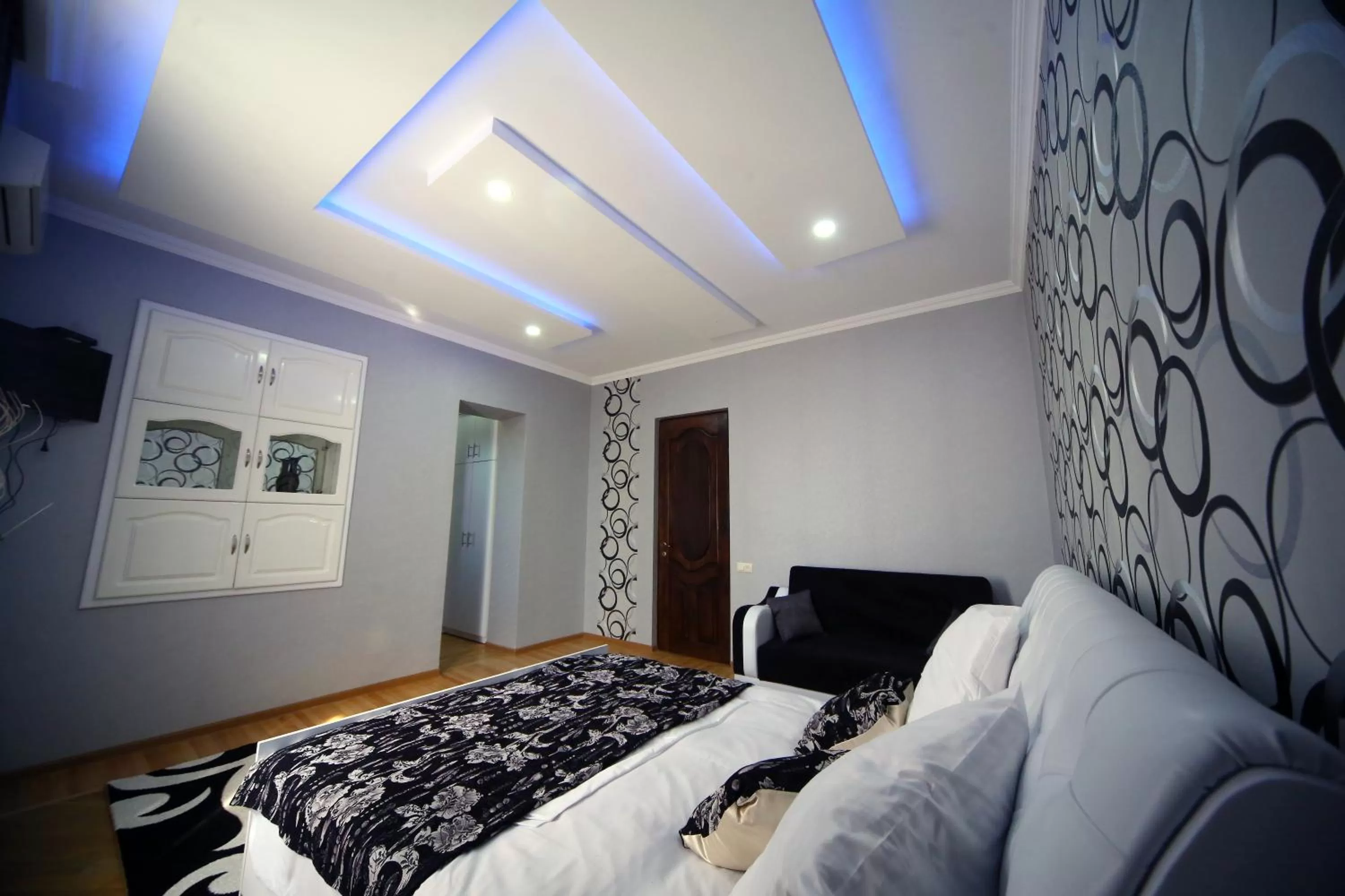 Entertainment, Bed in Hotel Harmony