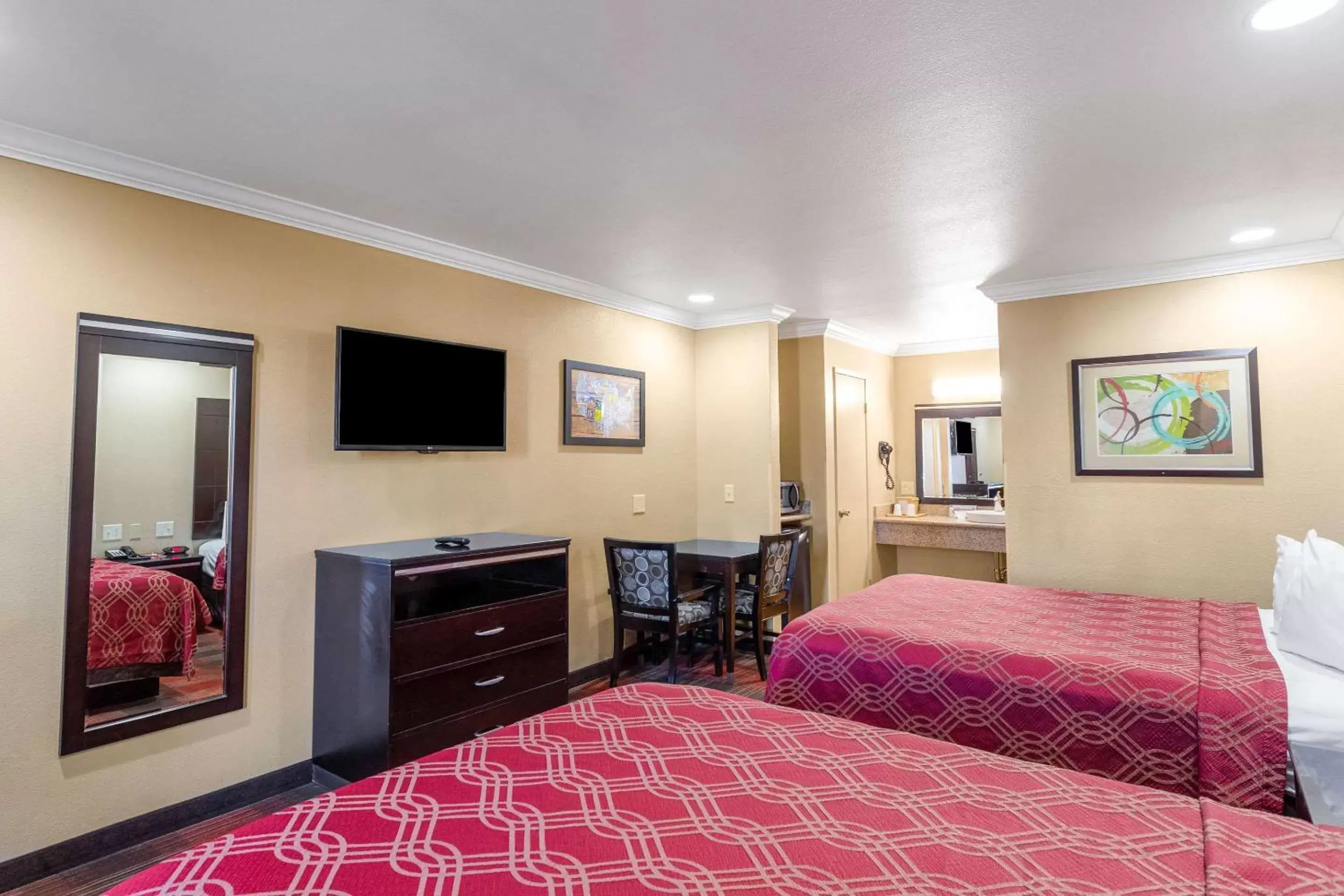 Photo of the whole room, Bed in Econo Lodge Inn & Suites Escondido Downtown