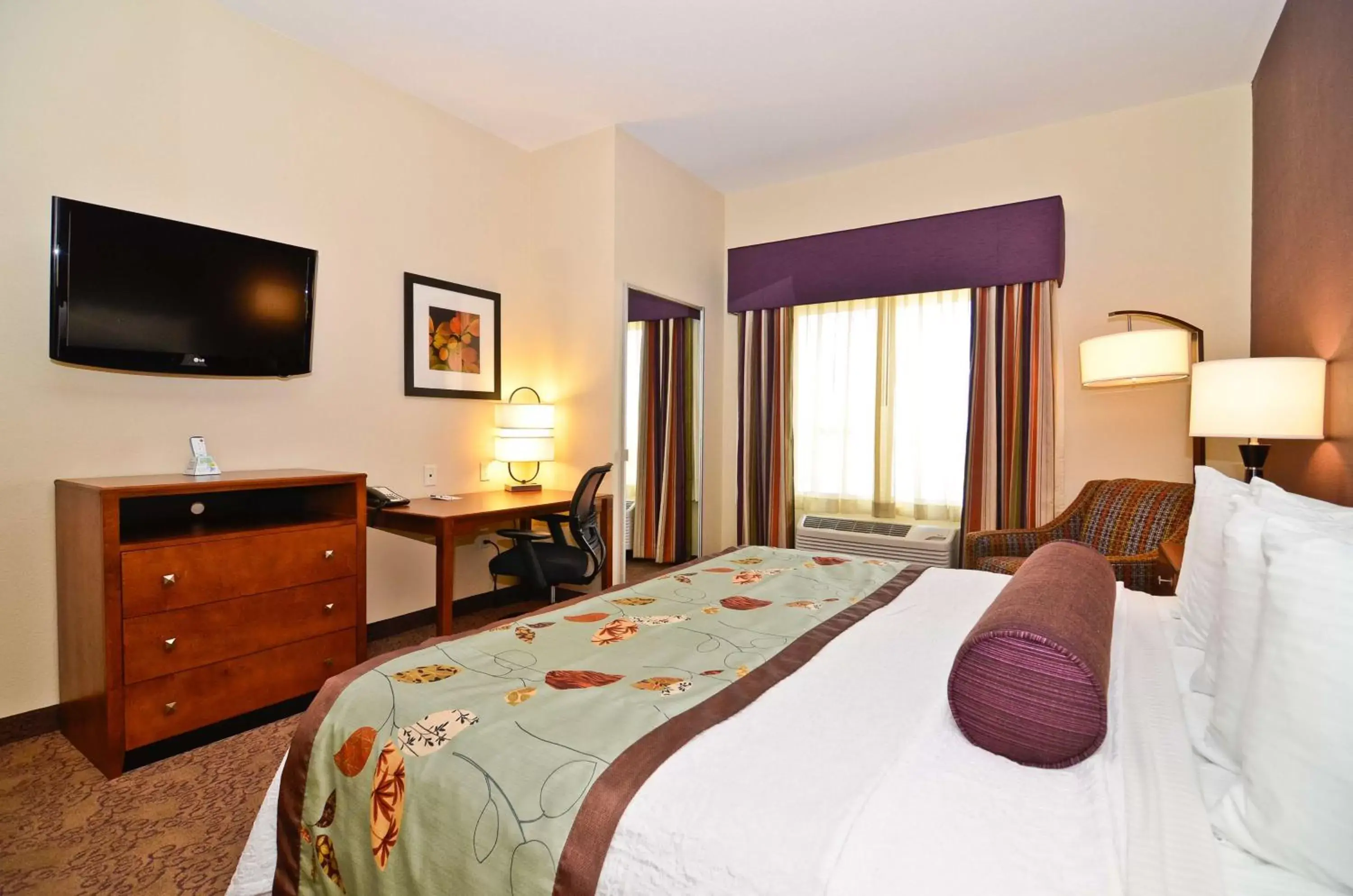 Photo of the whole room, Bed in Best Western Plus Carousel Inn & Suites Burlington