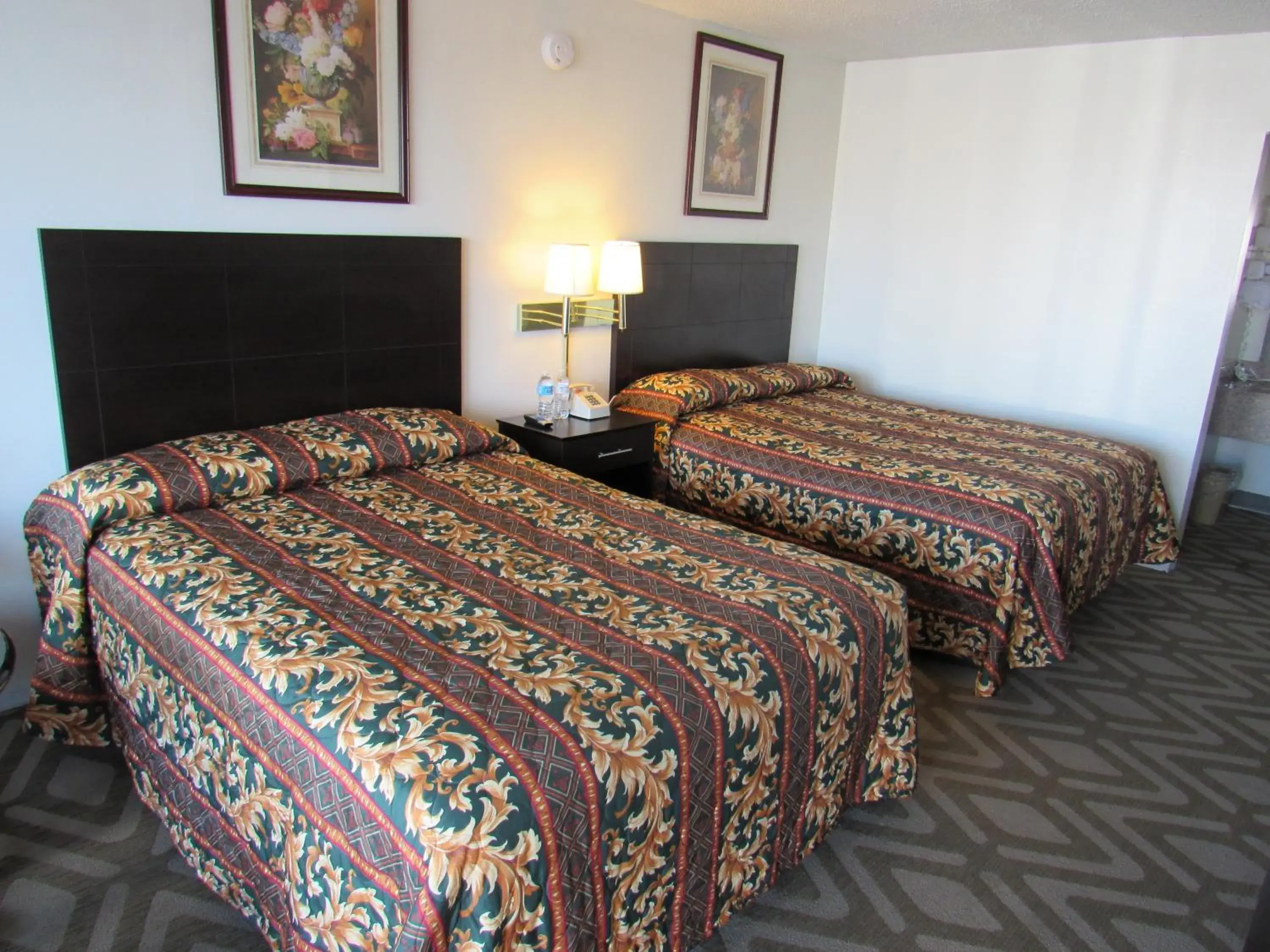 Photo of the whole room, Bed in Tourway Inn Photo of the whole room, Bed in Tourway Inn