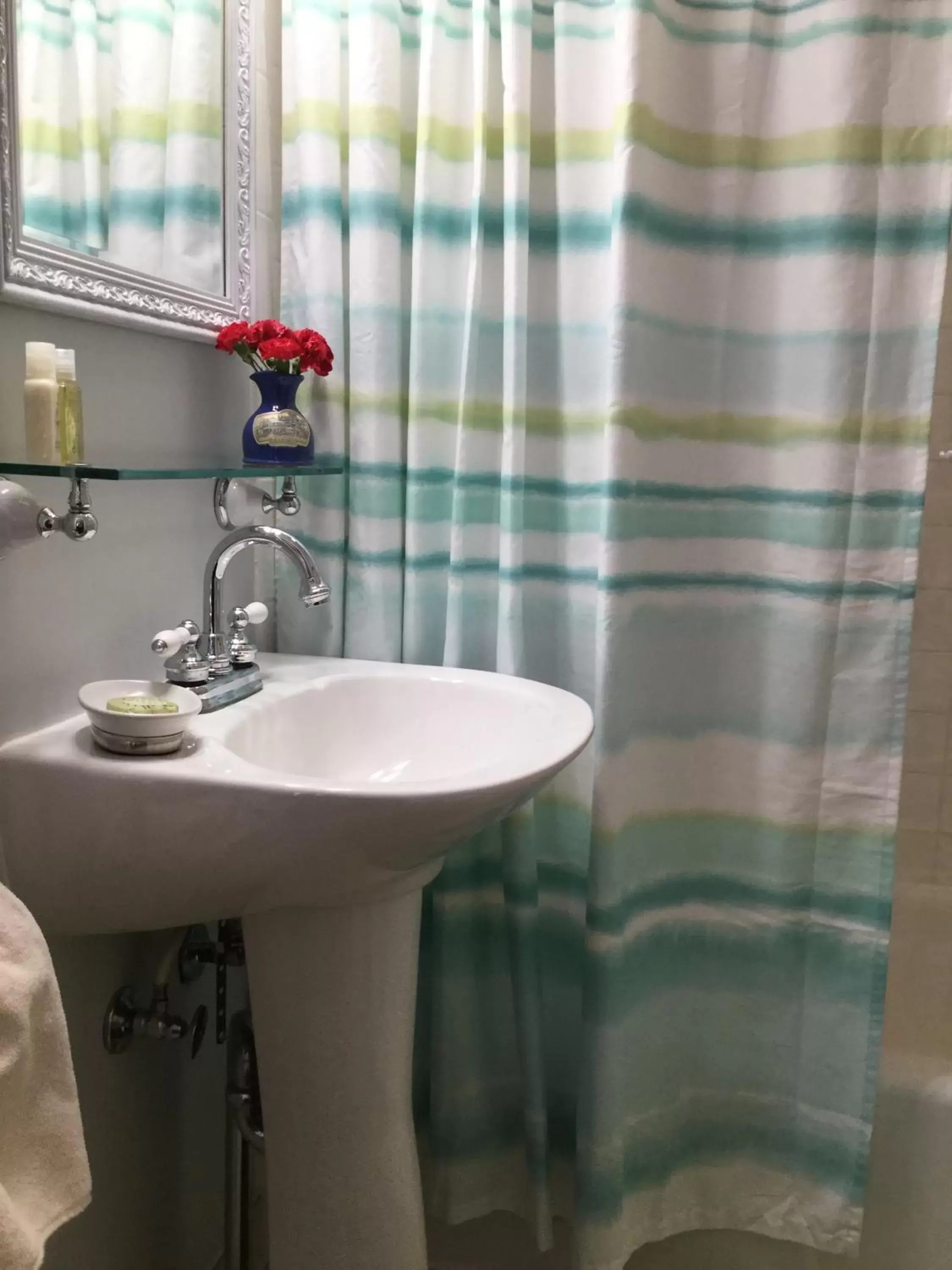 Shower, Bathroom in Heartstone Inn